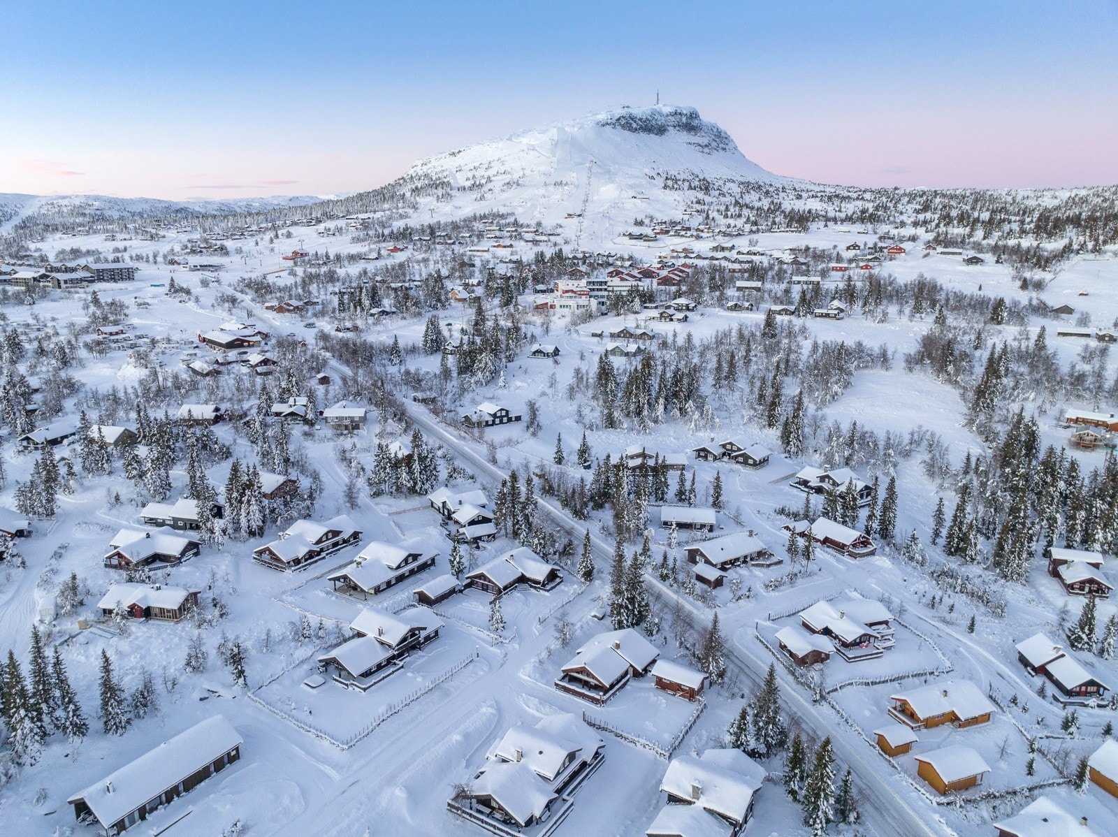 La bilen stå mens du er på fjellet! Det er kort gangavstand til alle fasiliteter på Skeikampen, blant annet golfbane, butikk, kaféer, restauranter, mm. Galleribilde