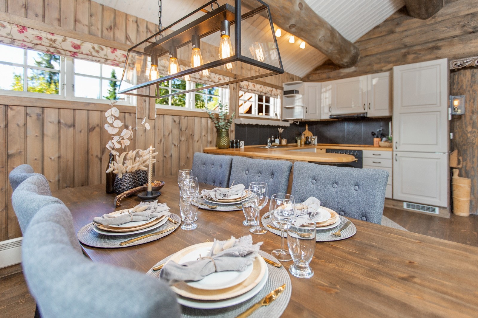 Pent kjøkken i u-form med åpen og sosial løsning mot stuen Galleribilde