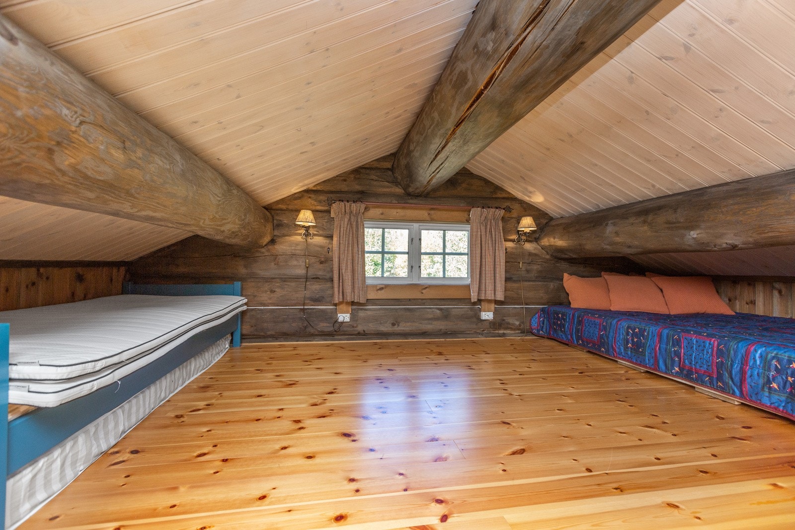 I tillegg har hytta en praktisk hems som er innredet med sengeplasser. Loftsetasjen er ikke medtatt som målbare arealer pga. lav takhøyde men er målt til ca. 23 kvm gulvflate. Galleribilde