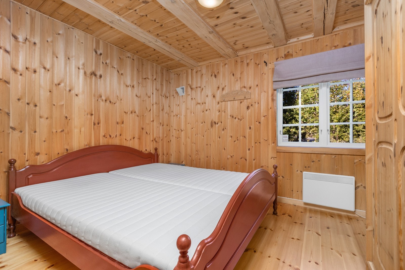 Det er tre lyse og gode soverom i hytta. To av rommene er innredet med dobbeltseng og det tredje har to separate enkeltsenger Galleribilde