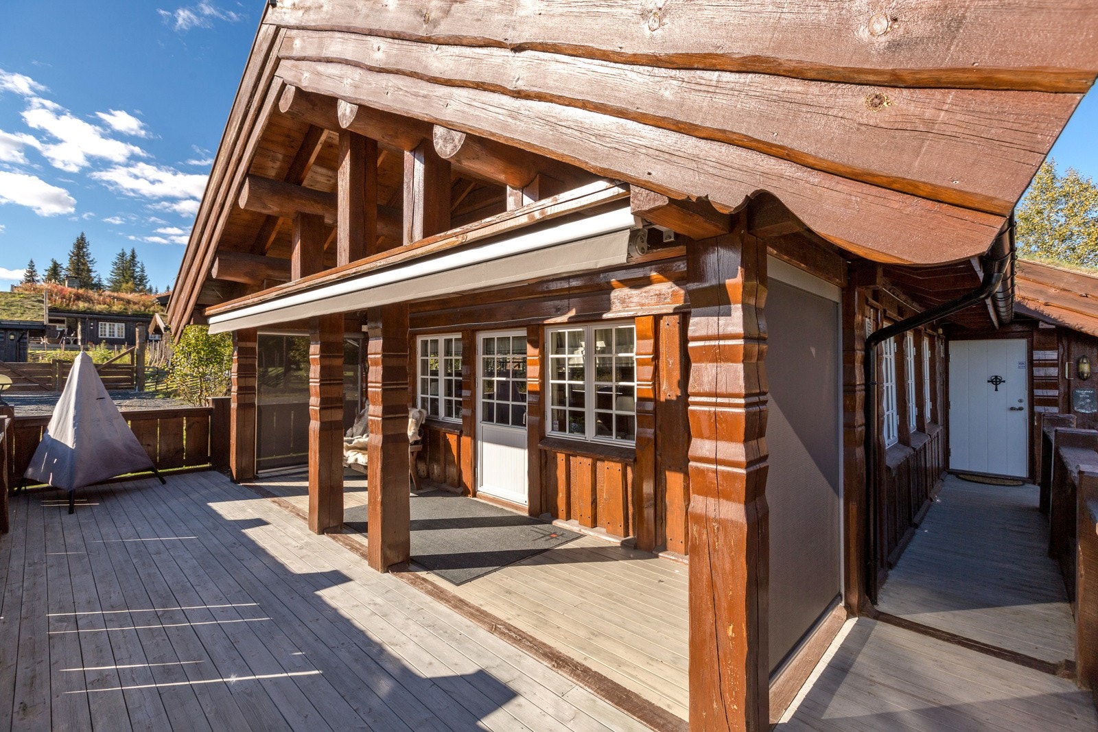 Terrassen er delvis overbygget og har praktisk vindskjerming og markise Galleribilde