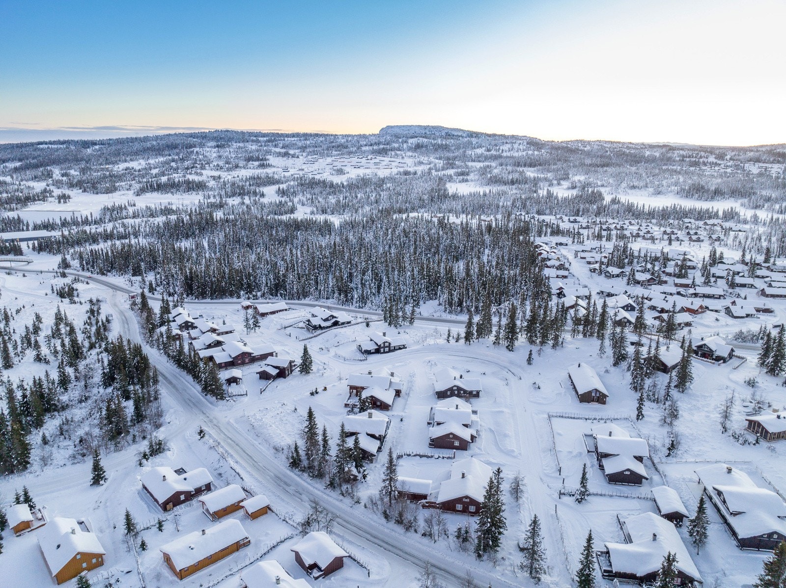 La bilen stå mens du er på fjellet! Det er kort gangavstand til alle fasiliteter på Skeikampen, blant annet golfbane, butikk, kaféer, restauranter, mm. Galleribilde