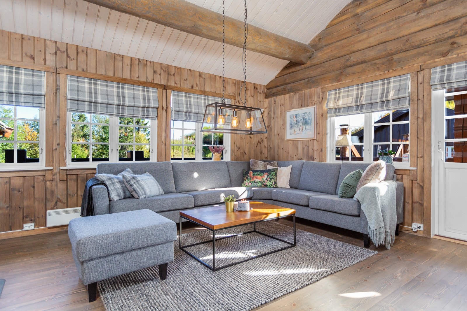 Stuen har god plass til både sofakrok og spisestue og ligger i åpen løsning mot kjøkkenet Galleribilde