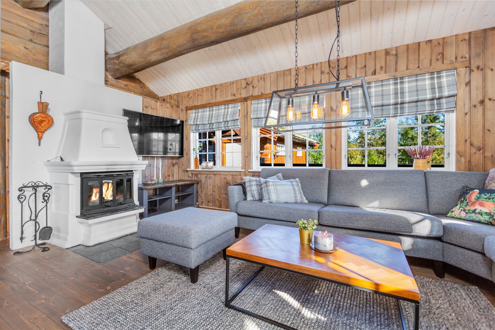 Pen peis som gir god varme og hyggelig atmosfære på kalde vinterkvelder Galleribilde