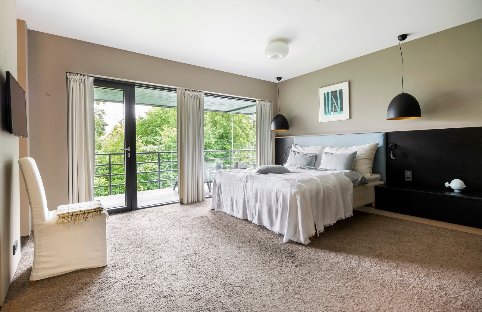 Eneboligen har to soverom som begge ligger i andre etasje. Her er master bedroom i en klasse for seg - en storslagen suite med eget bad, innholdsrikt omkledningsrom og utgang til balkong. Galleribilde