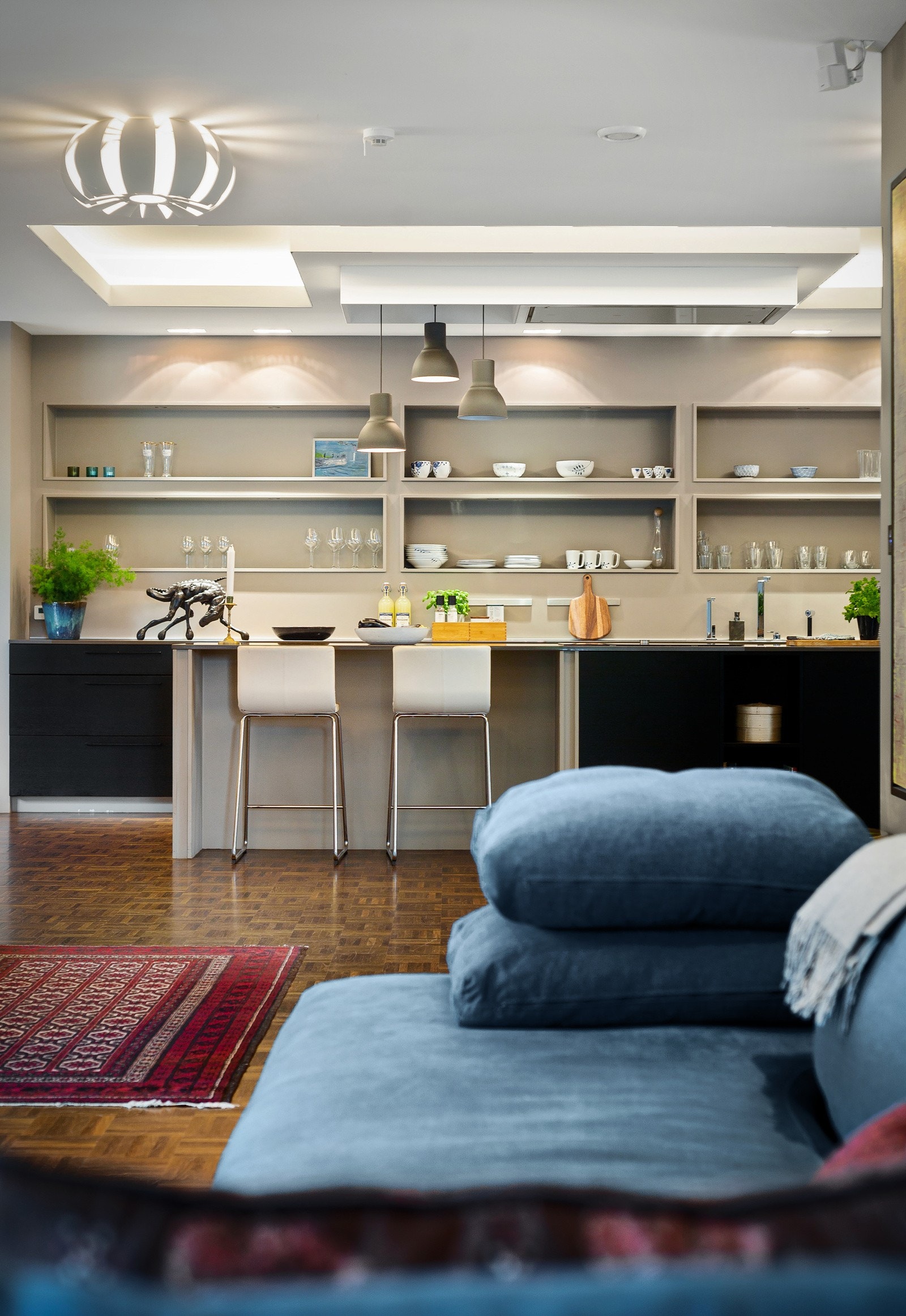 Kjøkkenet er husets hjerte, og ligger i åpen løsning med både spisestuen og stuen. Dermed blir hele første etasje et åpent allrom hvor mektige vindusflater sender dagslyset inn fra "alle" retninger. Galleribilde