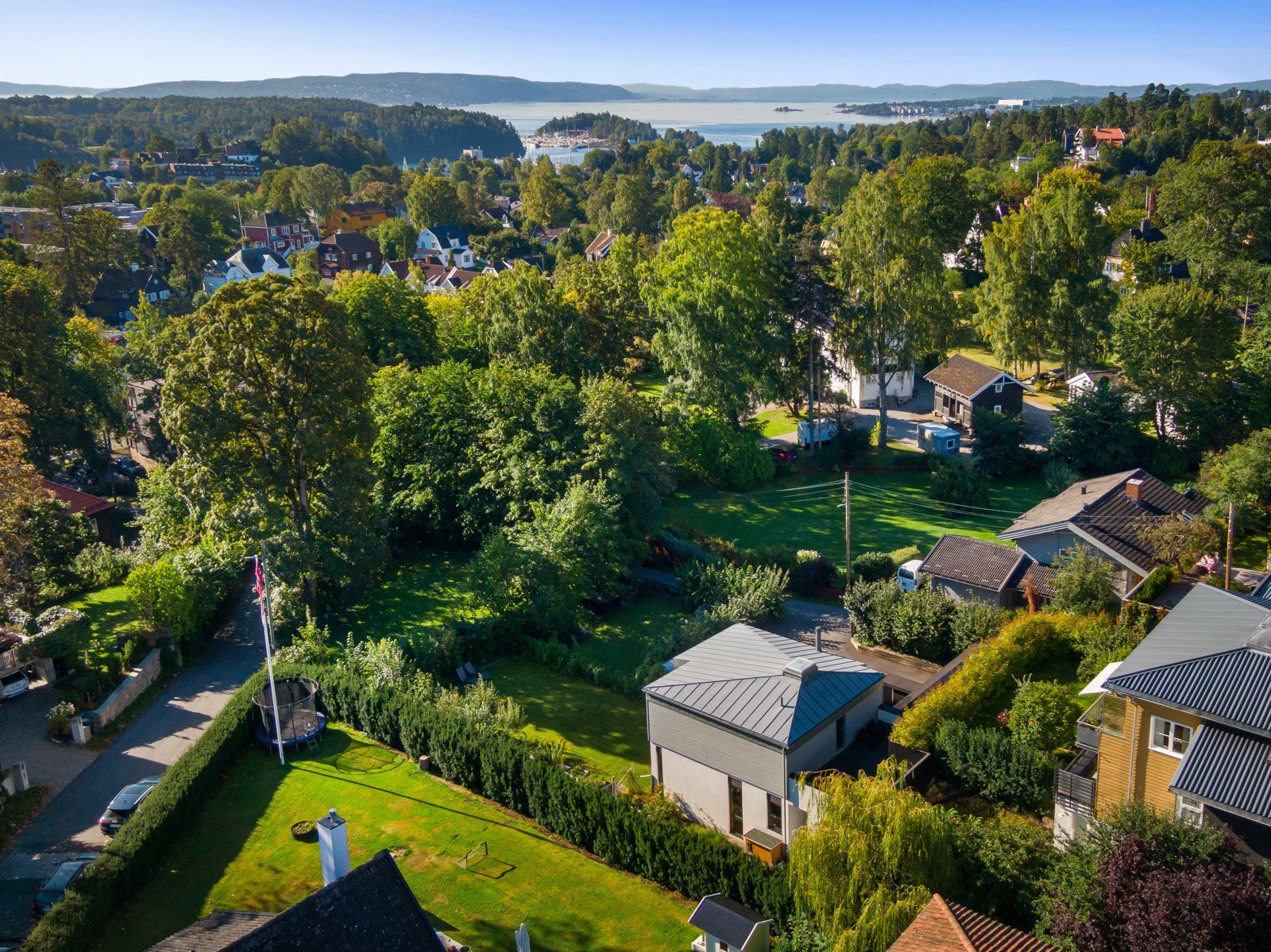 Adkomst til eiendommen fra Abbediengen Terrasse, som er en blindvei i nordvestlig retning fra krysset Harbitzalléen/Abbedikollen. Adkomst til gårdsplass fra Abbediengen Terrasse. Galleribilde