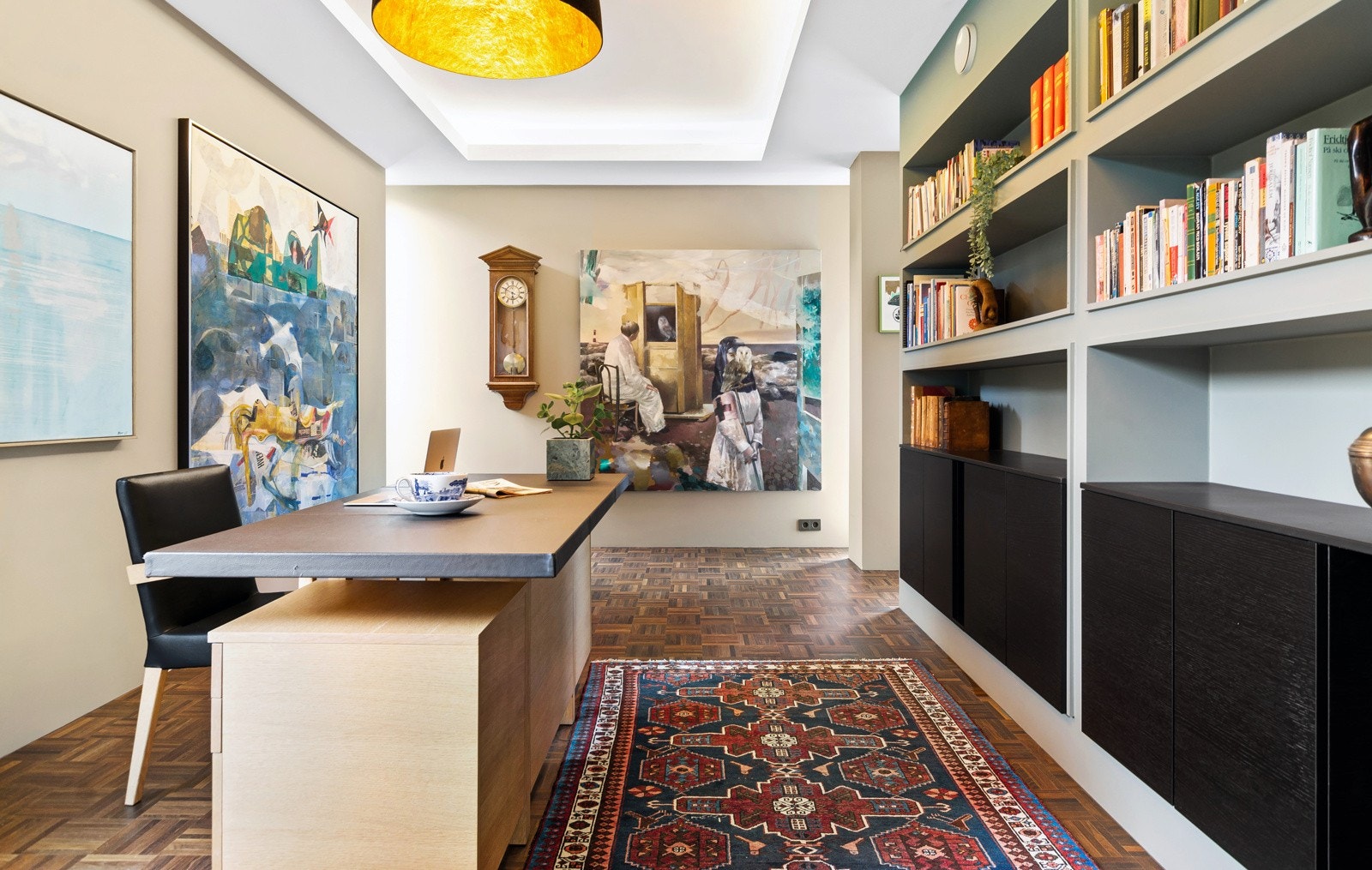 Bakenfor stuen er det mulighet for kontor, og et hjemmekontor kan kanskje være ideelt i disse tider. Veggen mot stuen har plassbygde løsninger på den siden som vender mot kontoret, i form av fastmonterte bokhyller og plassbygde skap. Galleribilde