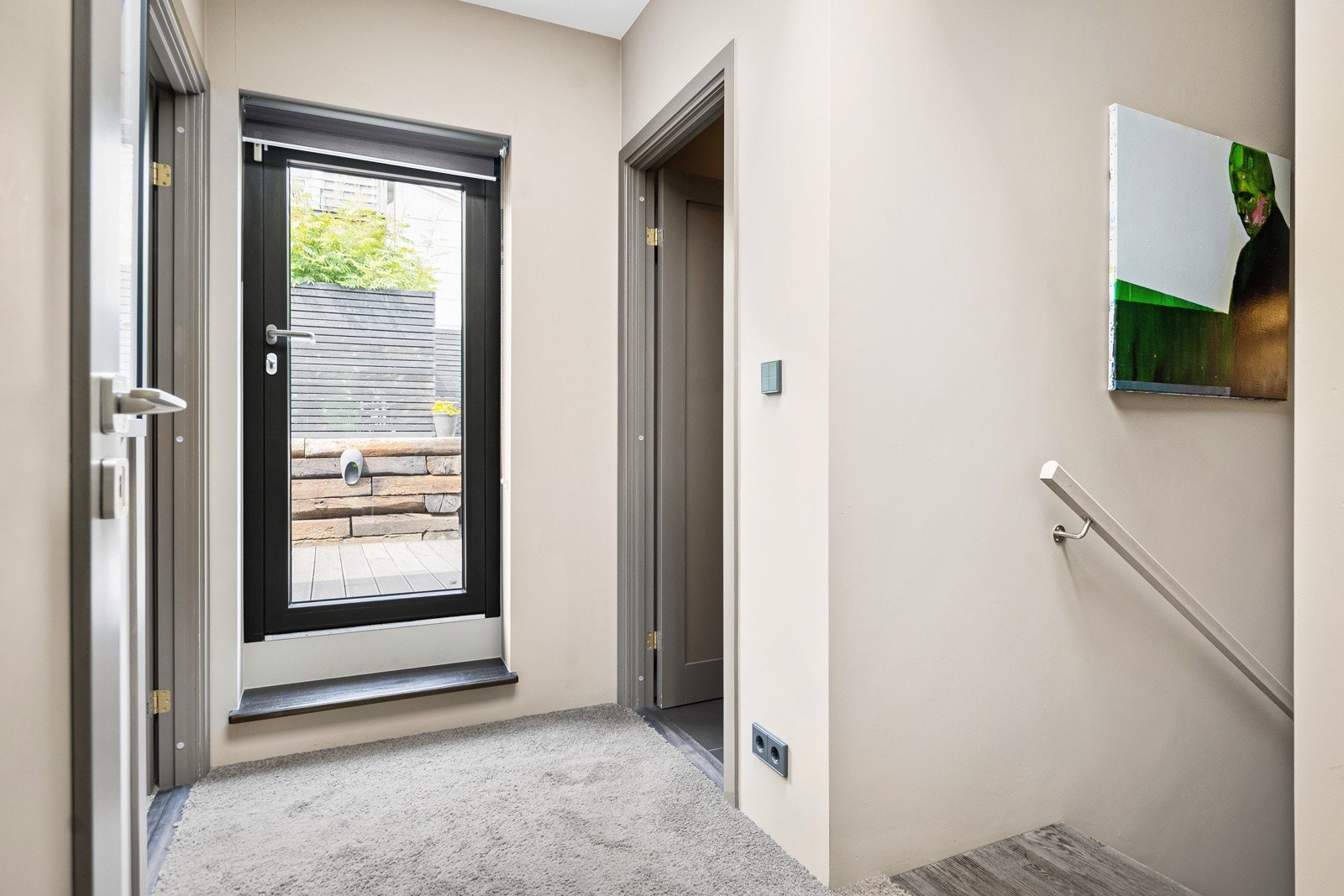 Fra trappegangen i 2. etasje er det utgang til en terrasse på ca. 44 kvm, også denne med komposittdekke. Galleribilde