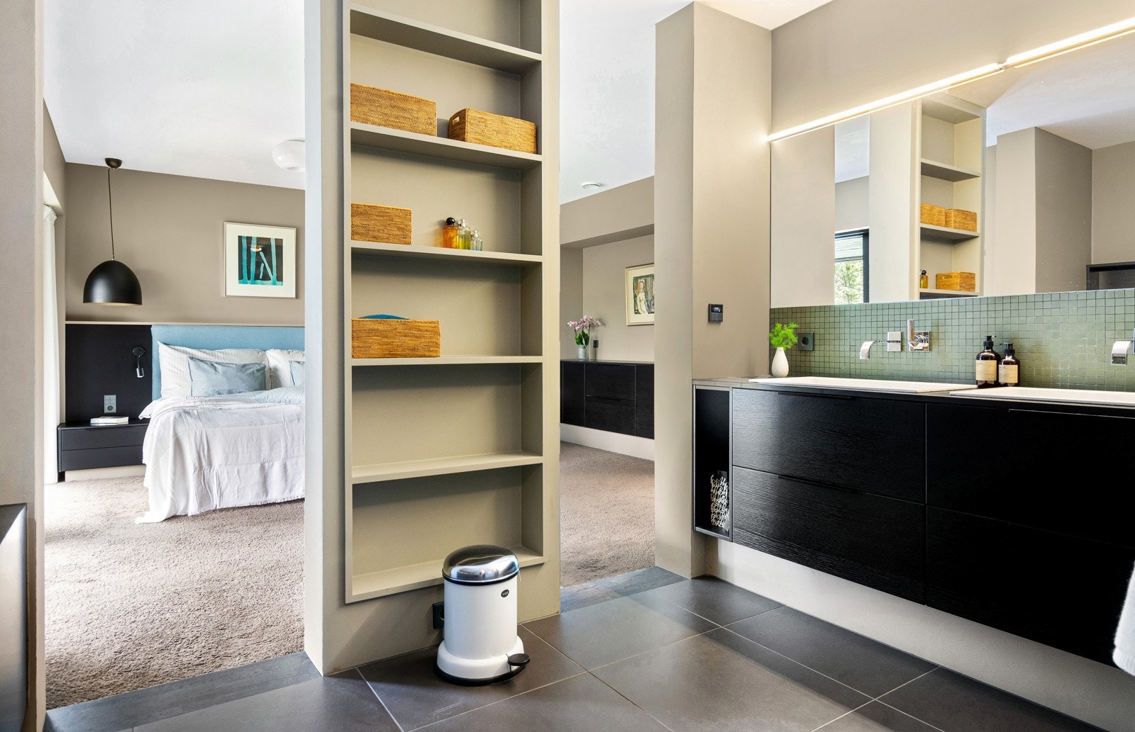 Bad/wc i andre etasje, med adkomst fra mastersuiten, er rett og slett en innbydende velværeavdeling. Galleribilde