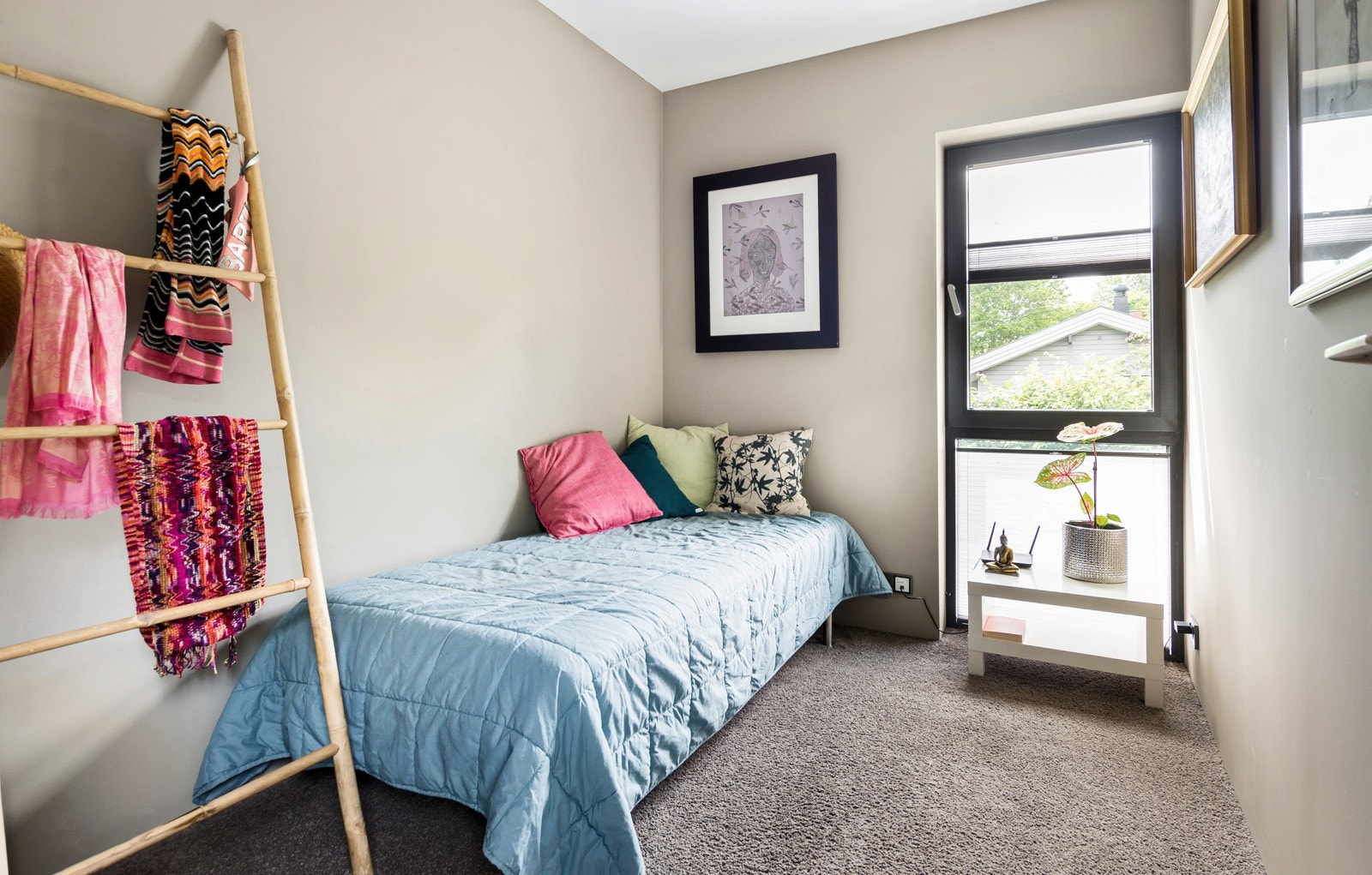 Det andre soverommet har samme gulvteppet som mastersuiten og vegger malt i samme lette farge. Galleribilde