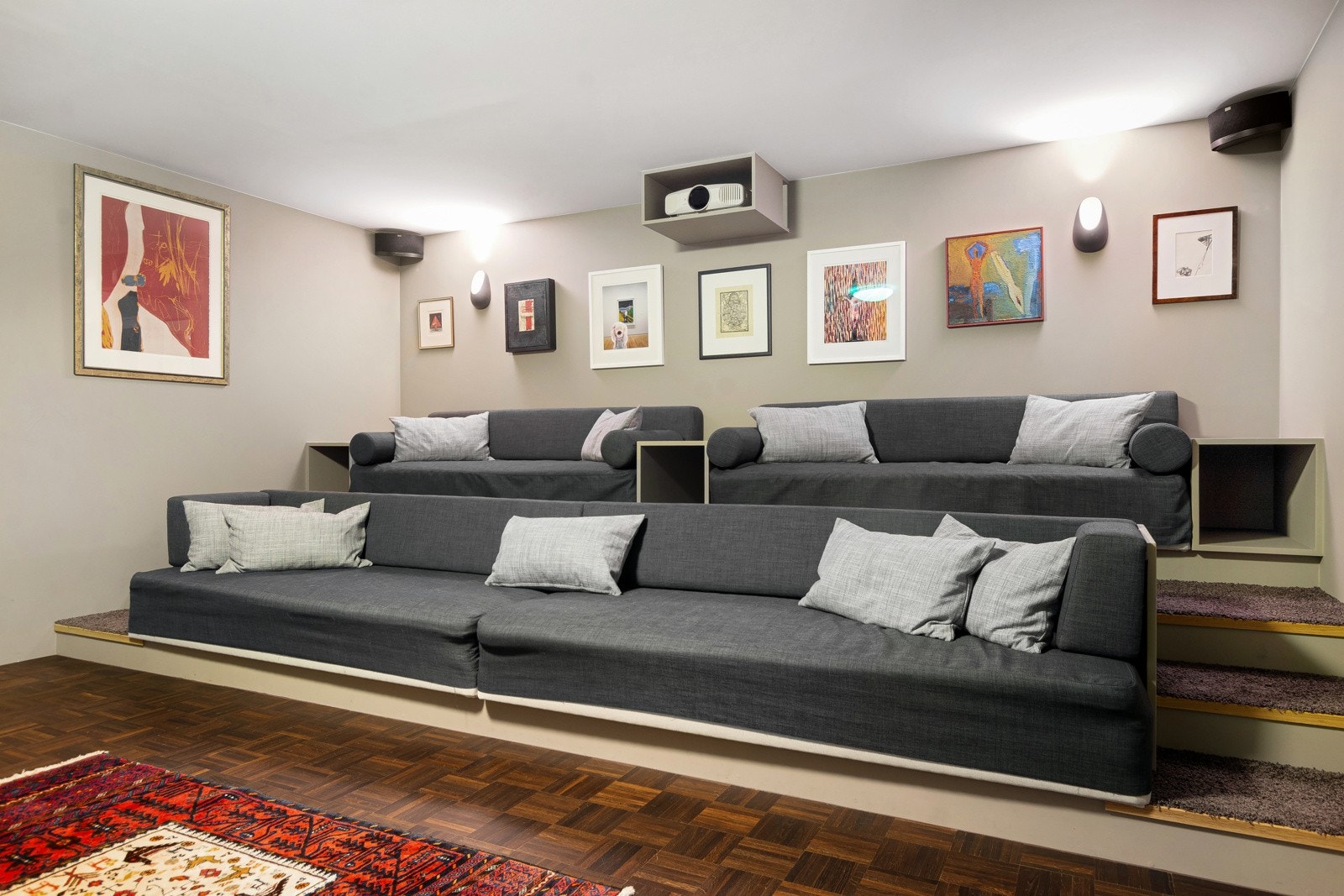 Det bør nevnes at filmrommet er rigget som en proff kino med forskjellige plassbygde nivåer for sittegrupper, samt lerret, projektor og høyttalere. Her er det bare å finne frem popcornet! Galleribilde