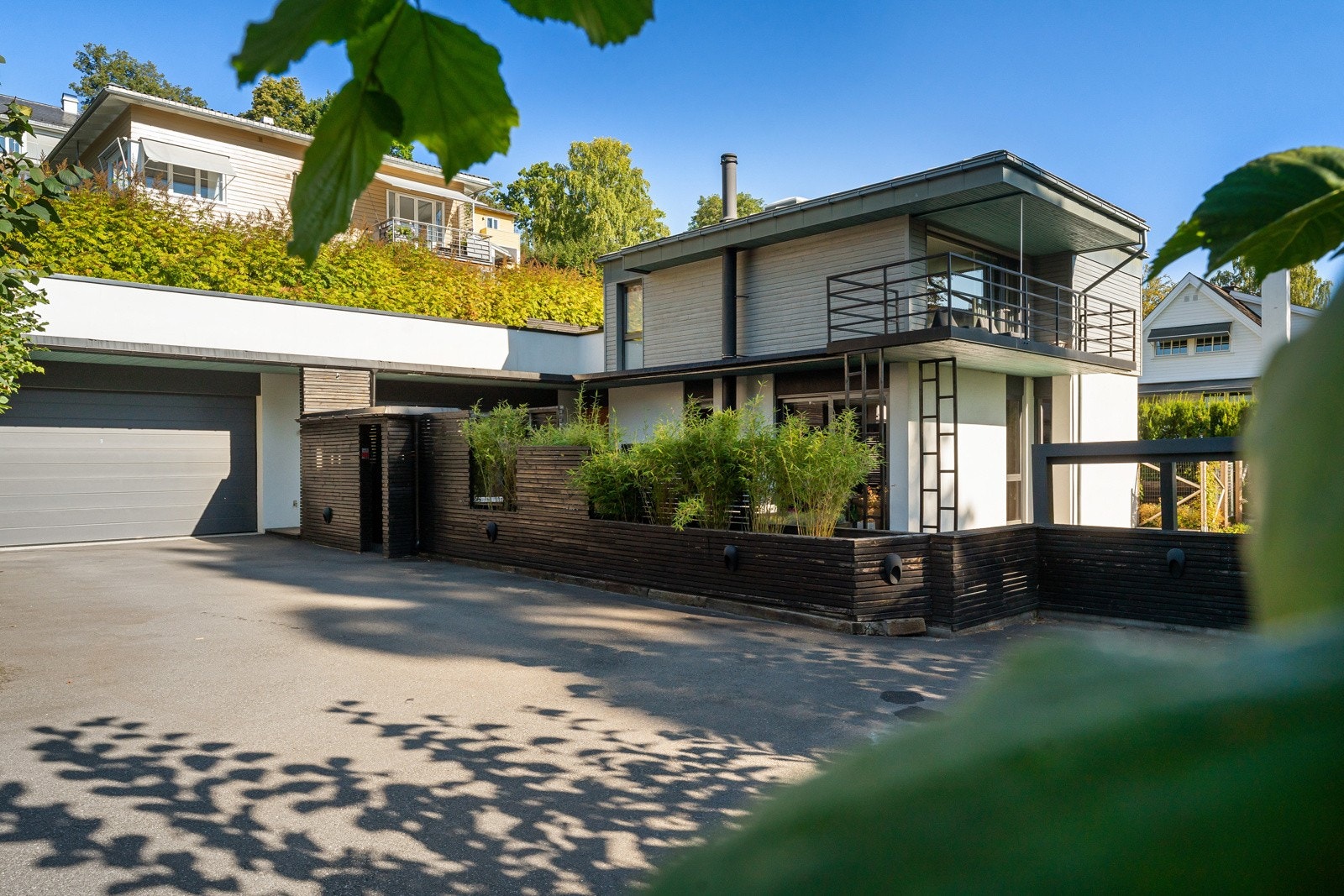 Det er parkering i en integrert dobbelgarasje med bredde på 4,9 m, høyde på 2,5 m og isolert garasjeport i stål. Øvrig parkering skjer på gårdsplassen og etter områdets gjeldende bestemmelser. Galleribilde