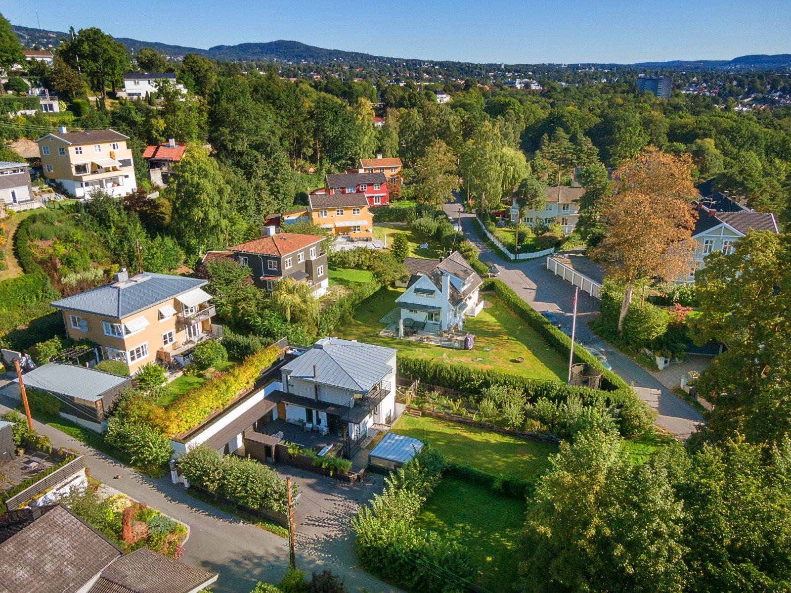 Velkommen til Abbediengen Terrasse 1B - En stor, moderne og stilren murvilla fra 2013 med solrike uteplasser og integrert dobbelgarasje. Galleribilde