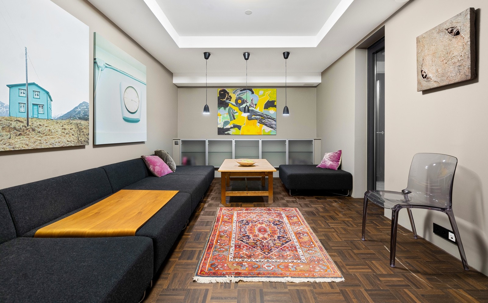 Underetasjen har flere innredede rom som blant annet benyttes som vinrom, "kjellerstue", "filmrom" og to "soverom". Galleribilde