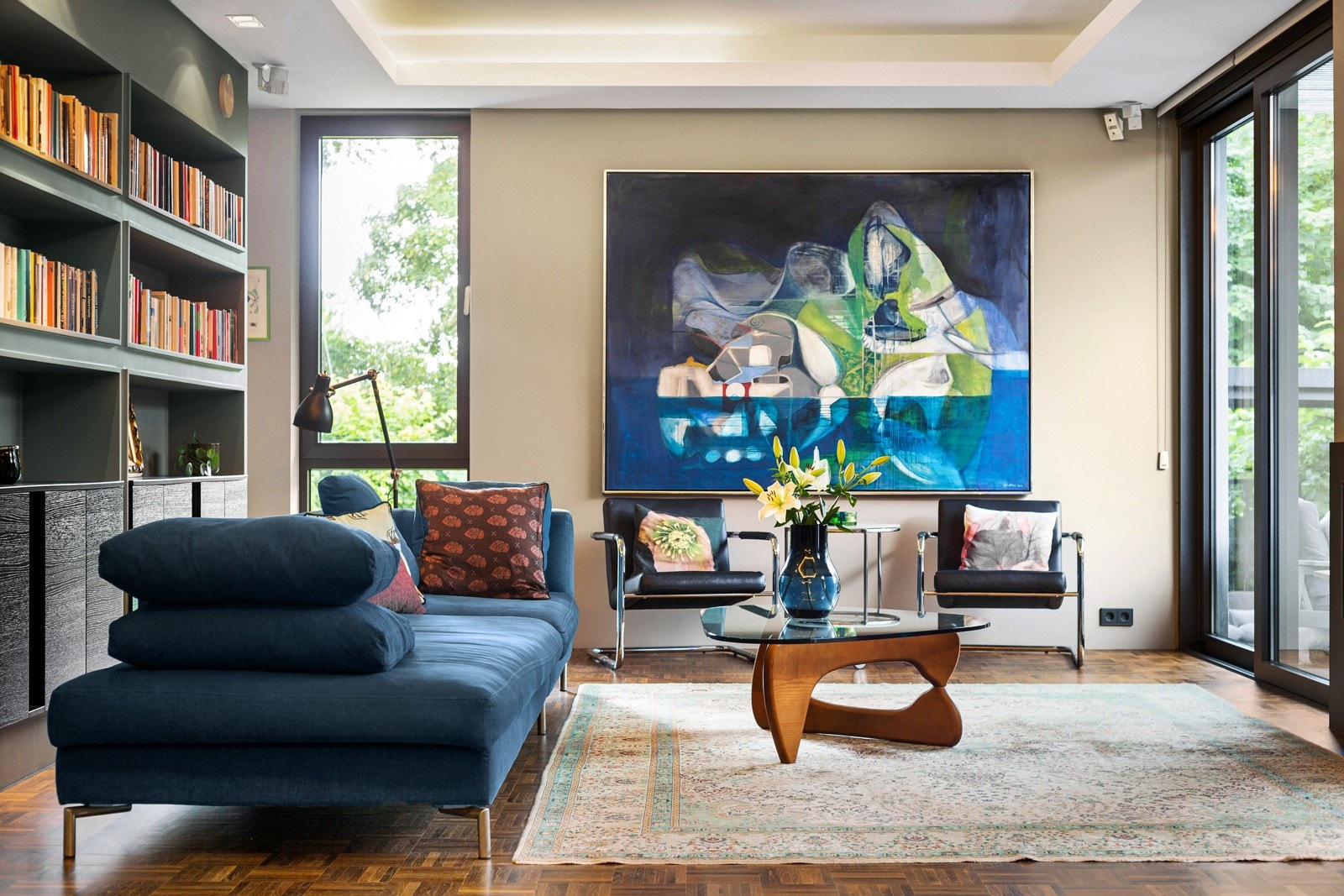 Stuen har skyvedør til en stor terrasse hvor de gode solforholdene kan nytes fullt ut. Galleribilde