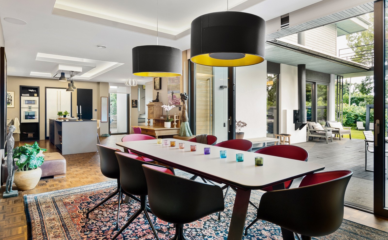 Kjøkkenet har mørkbeiset parkettgulv med flytende overgang til stuen og spisestuen. De slette veggene er malt i en pen beigefarge. Galleribilde