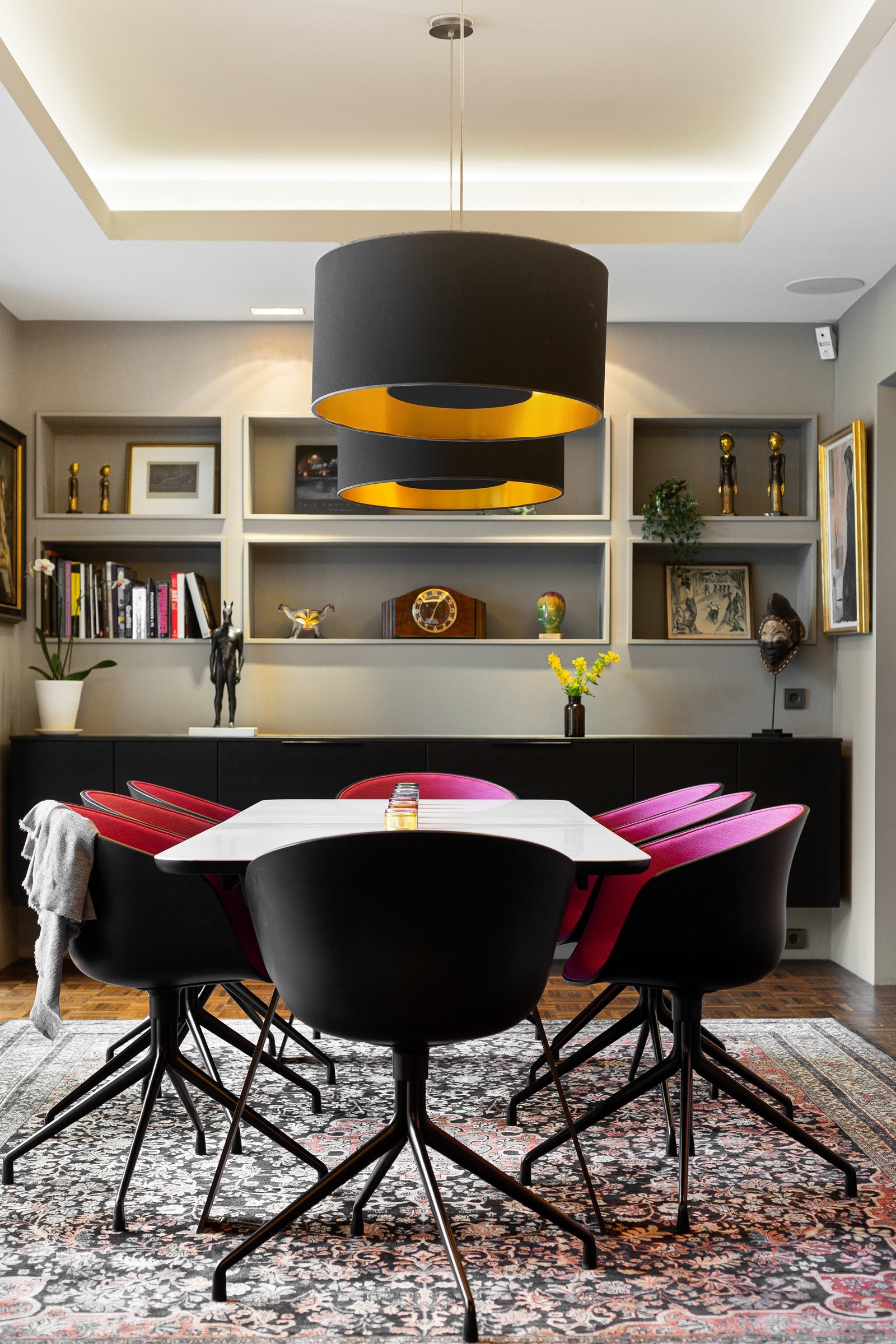 Spisestuen har plass til langbord og blir dermed et hyggelig samlingspunkt for alt fra frokoster og brunsjer til større familiemiddager og lystig lag med venner. Plassbygget innredning i spisestuen består av en fastmontert skapinnredning og pyntehyller. Galleribilde