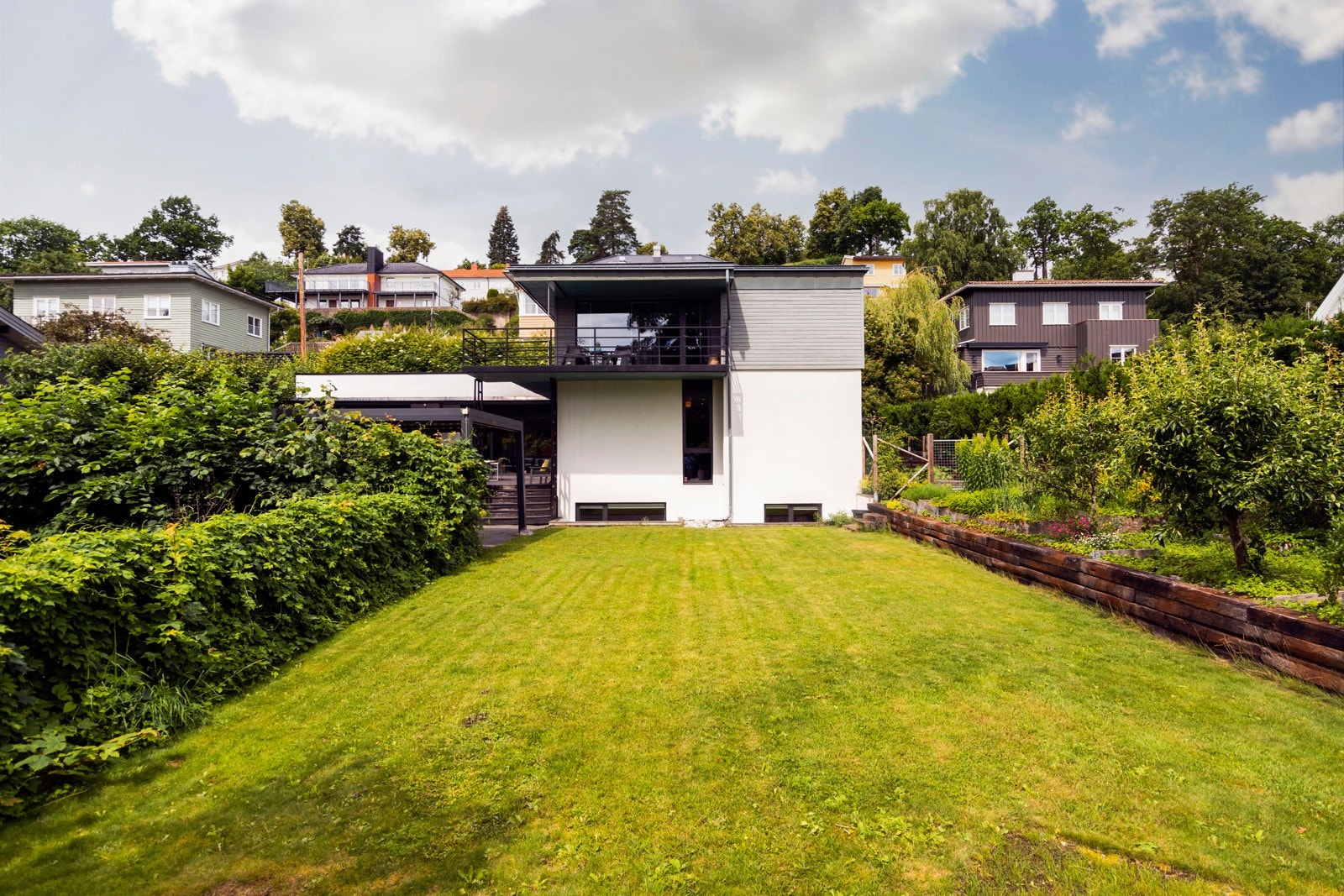 Hagen er pent opparbeidet med gressplen og diverse beplantning. Her er det god plass til ballspill, trampoline e.l. Galleribilde