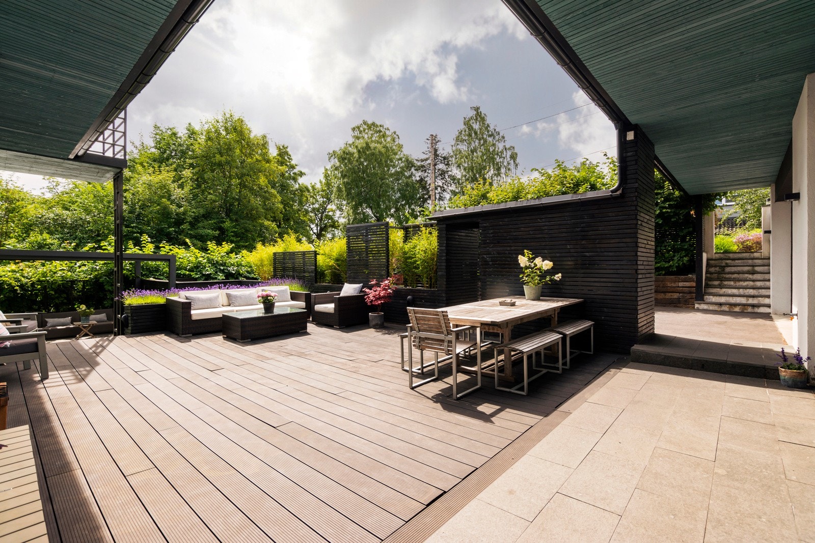 I første etasje har stuen og spisestuen skyvedør til en storslagen terrasse med vedlikeholdsfritt dekke i kompositt. Galleribilde