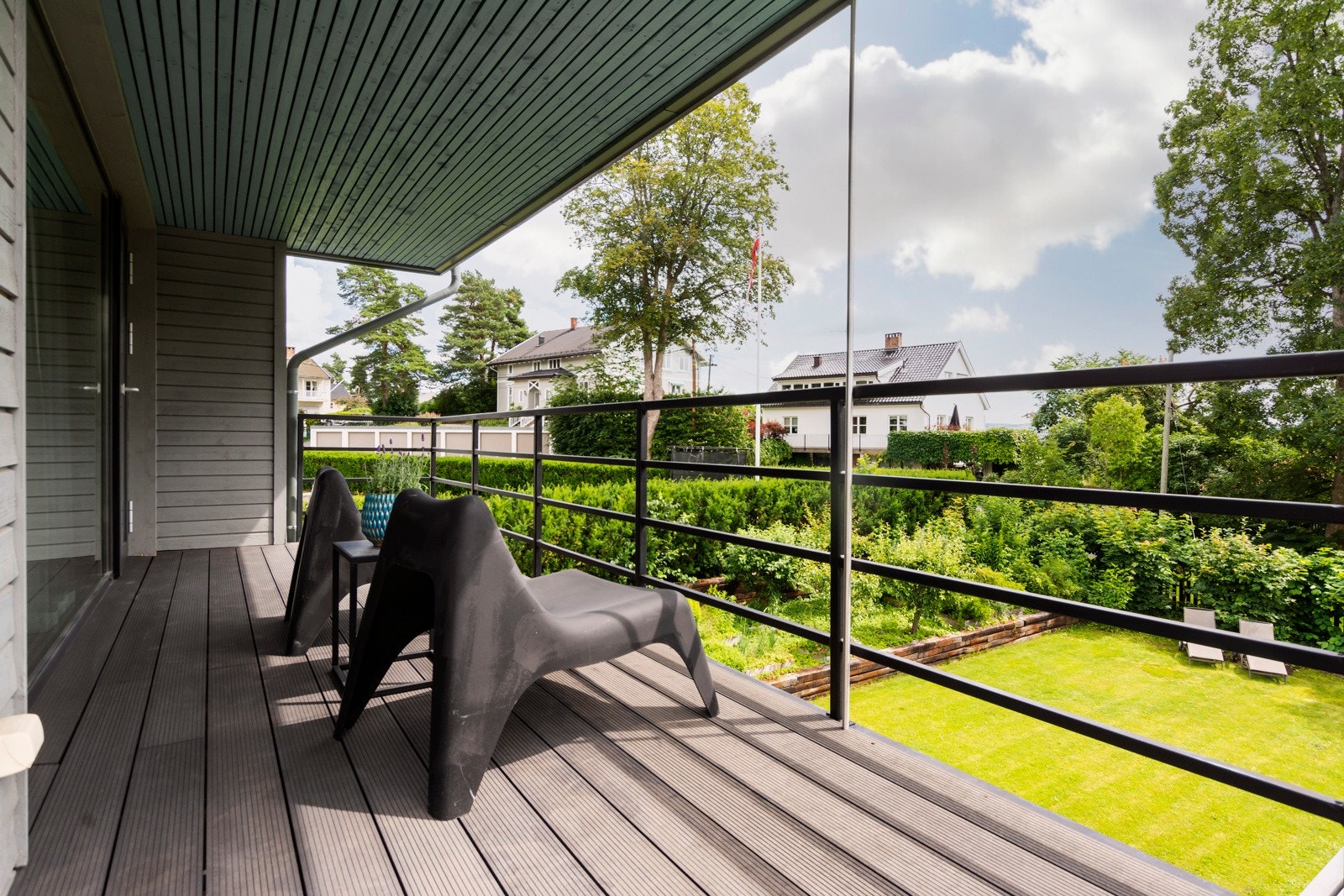 En bred glassflate fyller rommet med naturlig lys og det er utgang til overbygget balkong. Balkongen gir en herlig forlengelse av rommet på svale sommerkvelder. Galleribilde