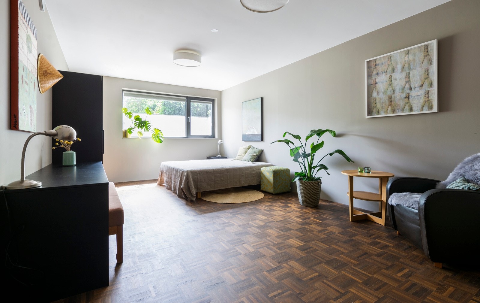 Det er to innredede rom i underetasjen innredet som soverom. Disse rommene har mørkbeiset eikeparkett på gulvene, slette vegger malt i tidsriktige farger og garderobeskap i mørkbeiset eikestruktur. Galleribilde