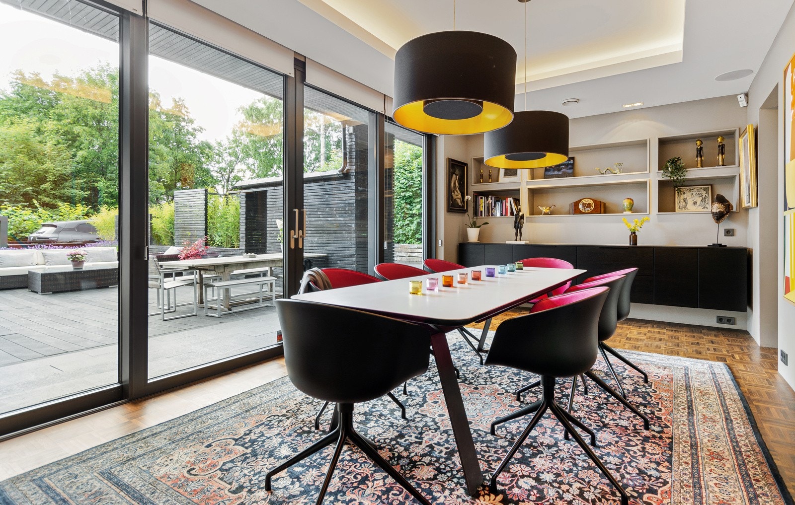 Akkurat som i stuen er det nedforede felt i himlingen med skjult belysning - og skyvedør ut til den samme terrassen. Galleribilde