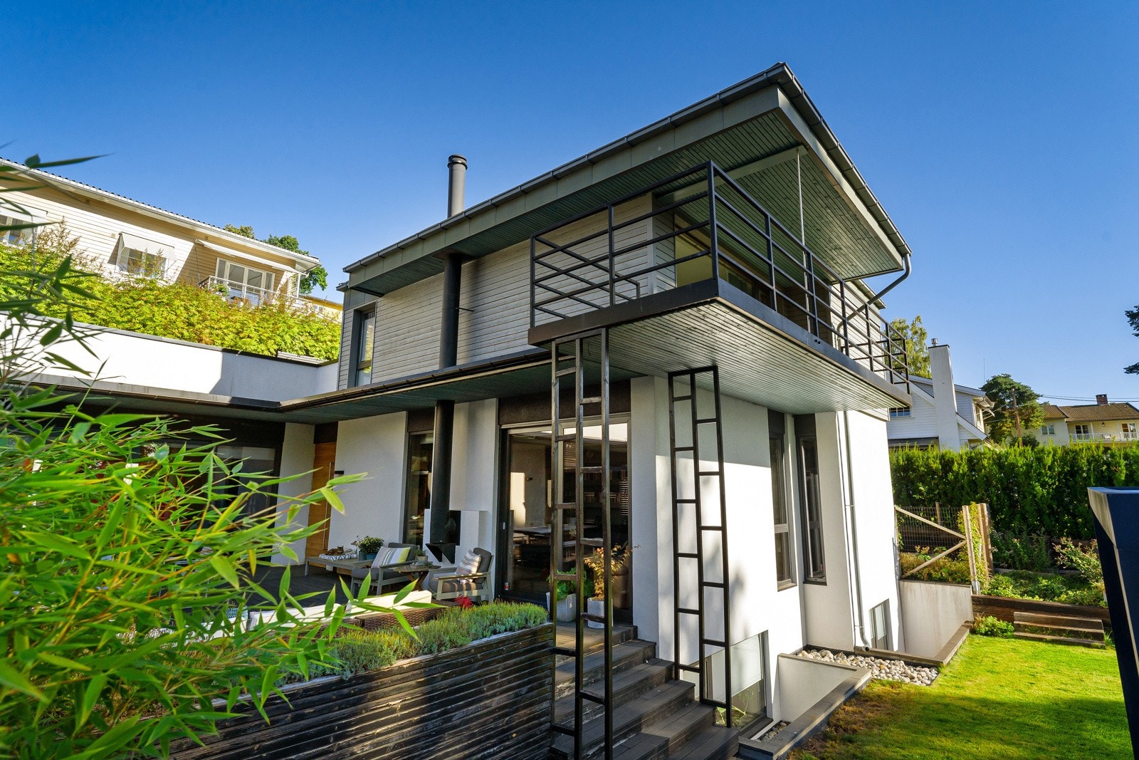 Villaen går over tre plan og holder en gjennomført, eksklusiv standard. Galleribilde