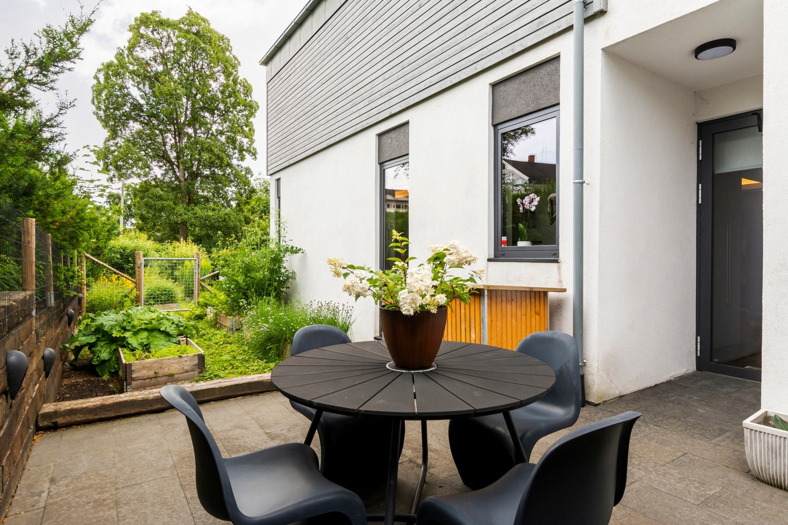 I tillegg har kjøkkenet/stuen utgang til en steinsatt uteplass i bakhagen. Galleribilde