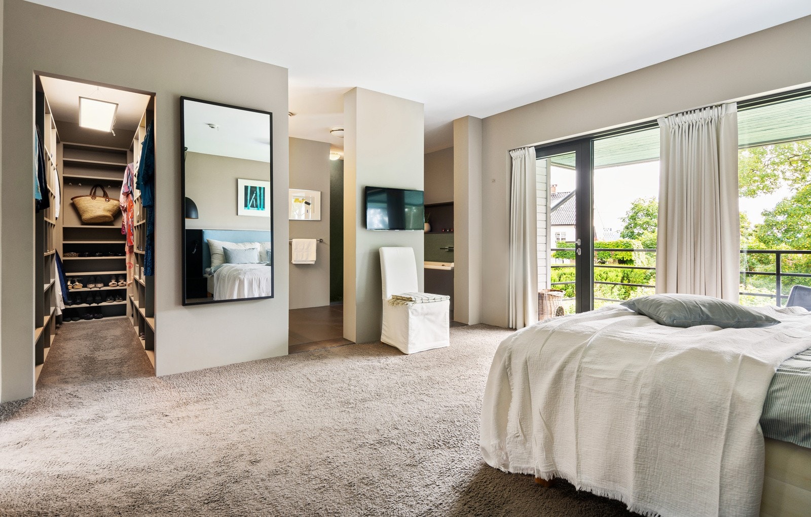 Åpne løsninger til omkledningsrommet og badet gjør følelsen av luksus og eleganse komplett. Galleribilde