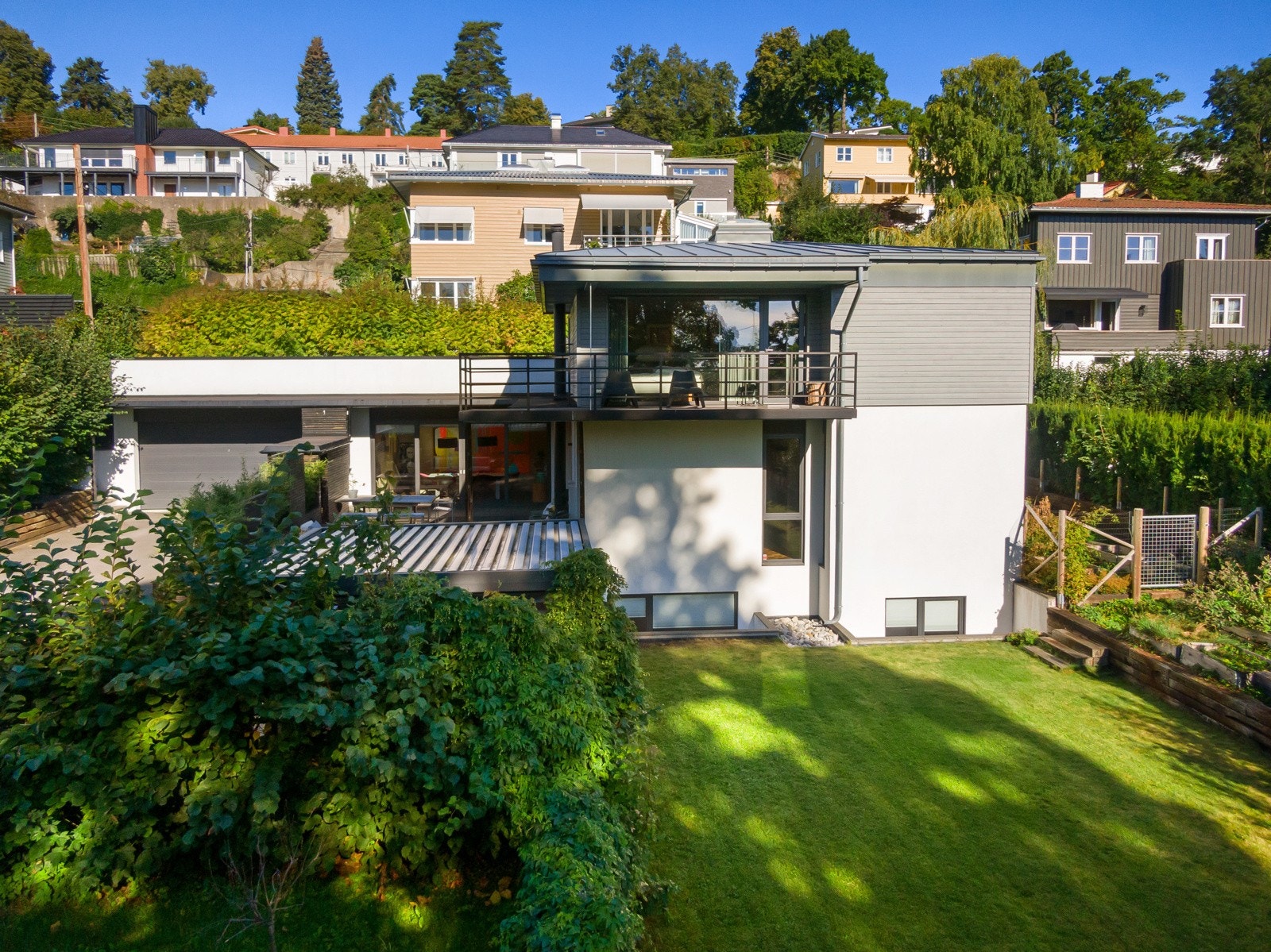 Eiendommen ligger i et rolig, veletablert og meget attraktivt boligområde på Abbediengen, i bydel Ullern i Oslo. Galleribilde