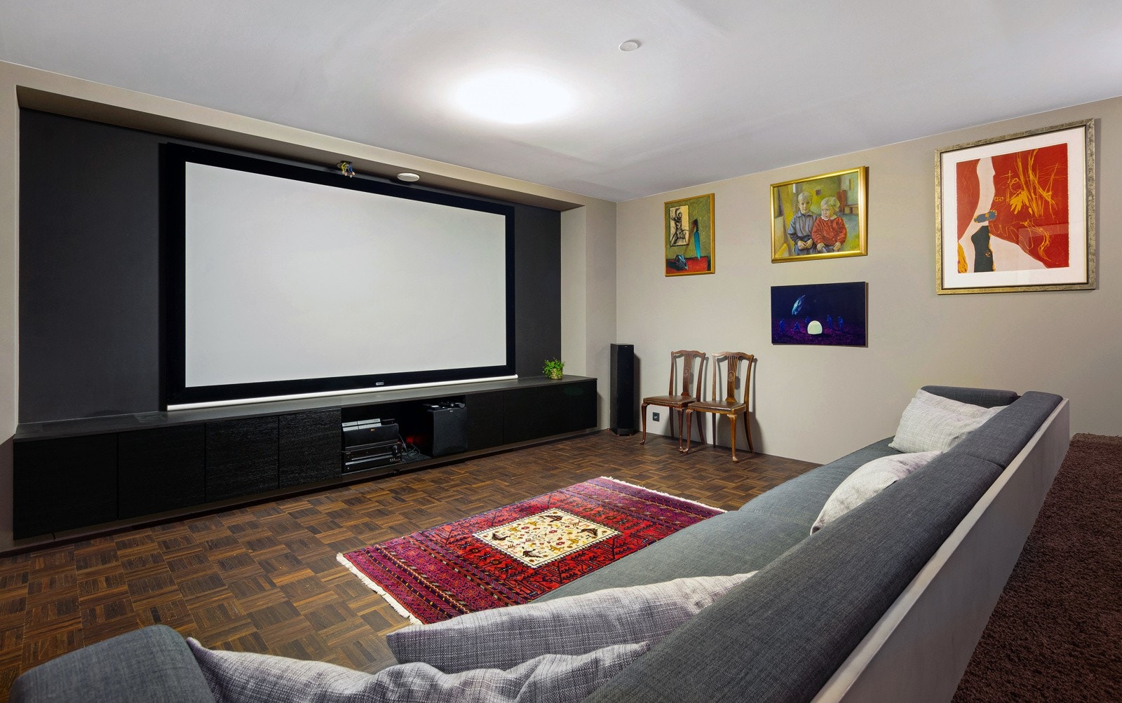 Underetasjen har flere innredede rom som blant annet benyttes som vinrom, "kjellerstue", "filmrom" og to "soverom". Galleribilde