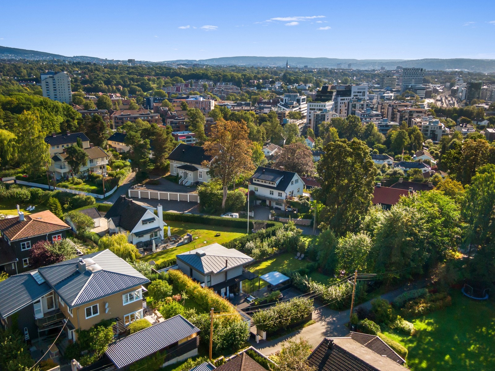 Fra boligen er det umiddelbar nærhet til trikkeholdeplassen, kort gange til nærmeste barnehage, samt ca. 10 min gange til Skøyen med jernbanestasjon og Karenslyst Allé. Galleribilde