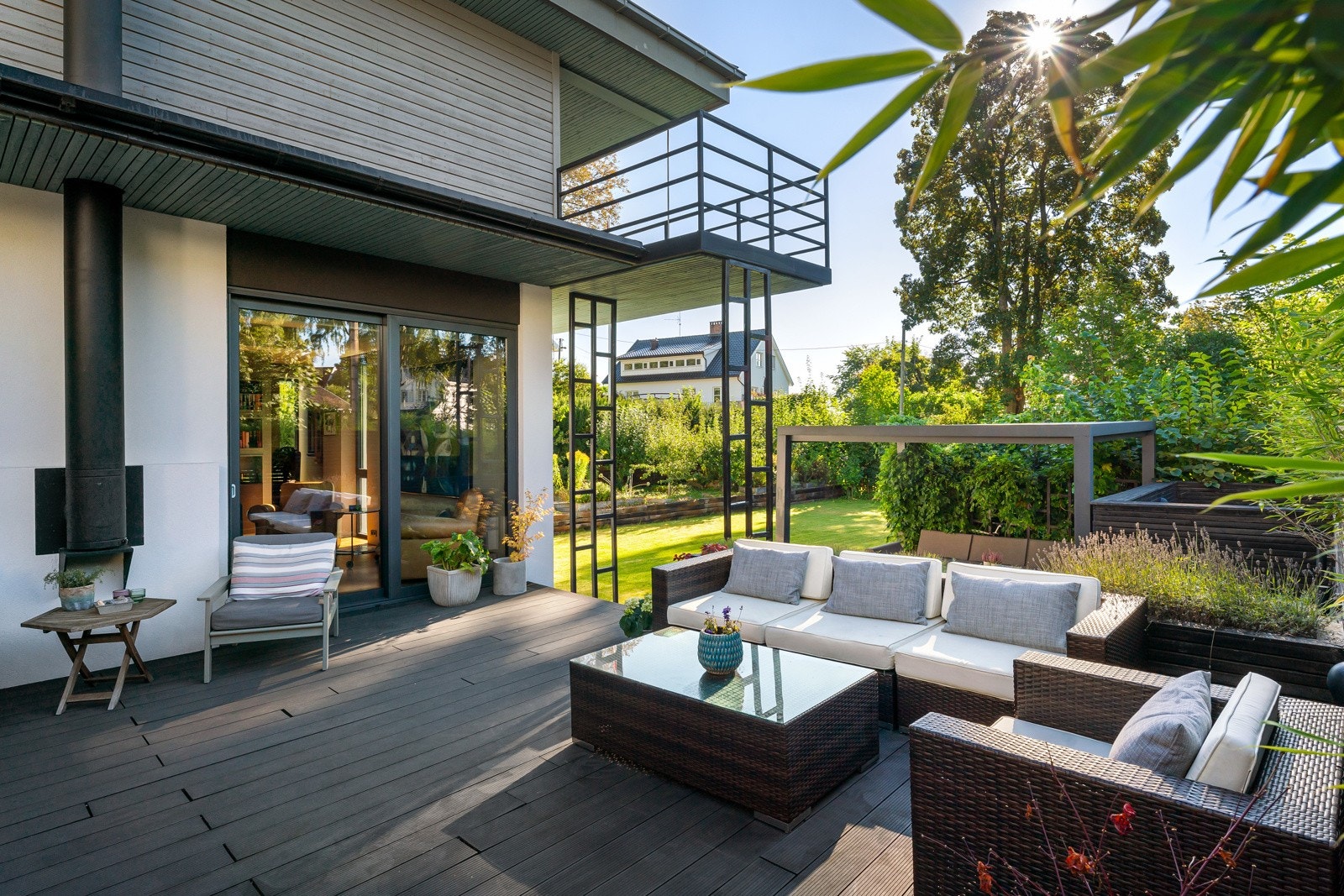 Høyreiste levegger, skjermende beplantninger og gesimser skaper nærmest en atriumshage. Galleribilde