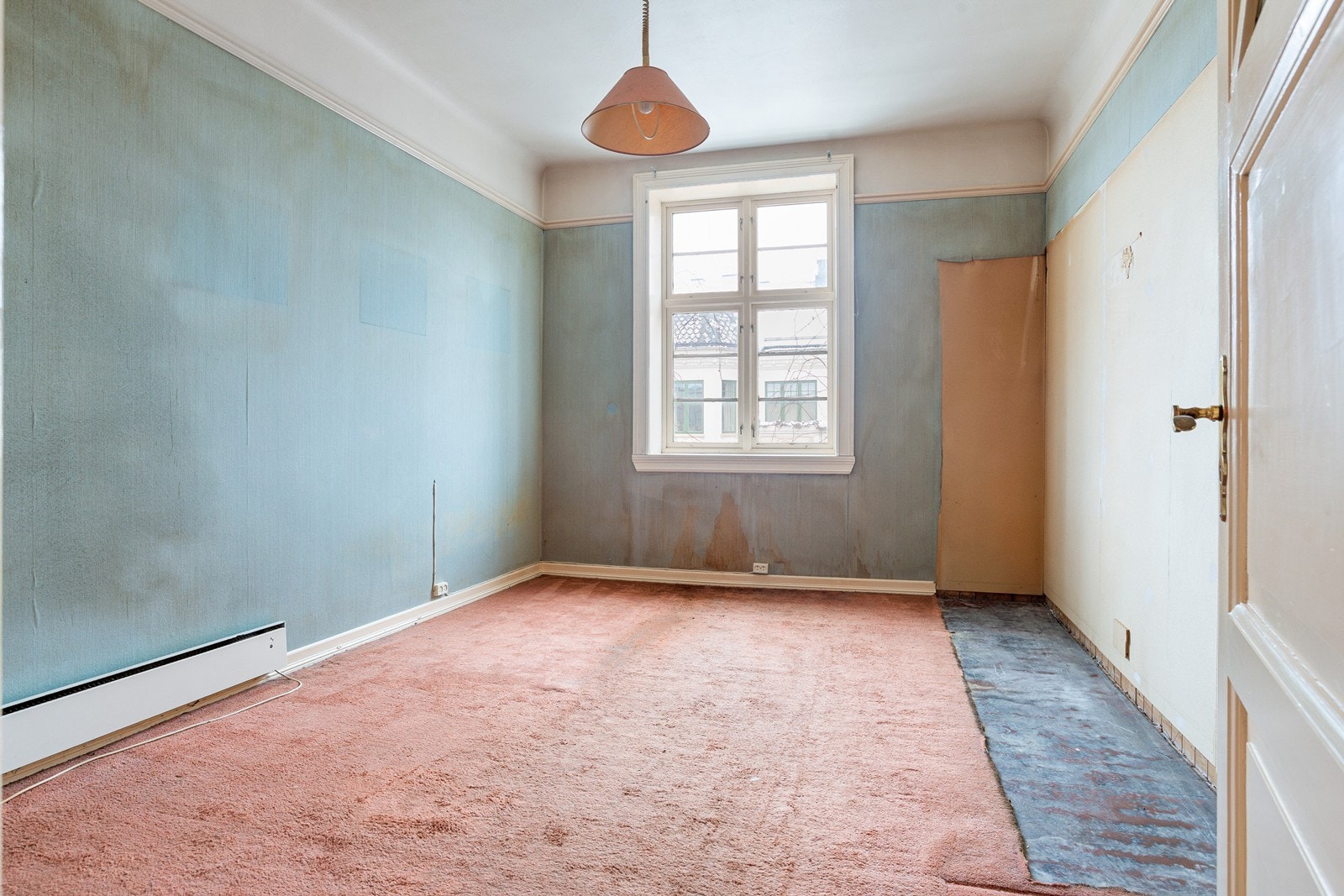 Hovedsoverommet er meget romslig og har god plass til stor seng og mye garderobeplass Galleribilde