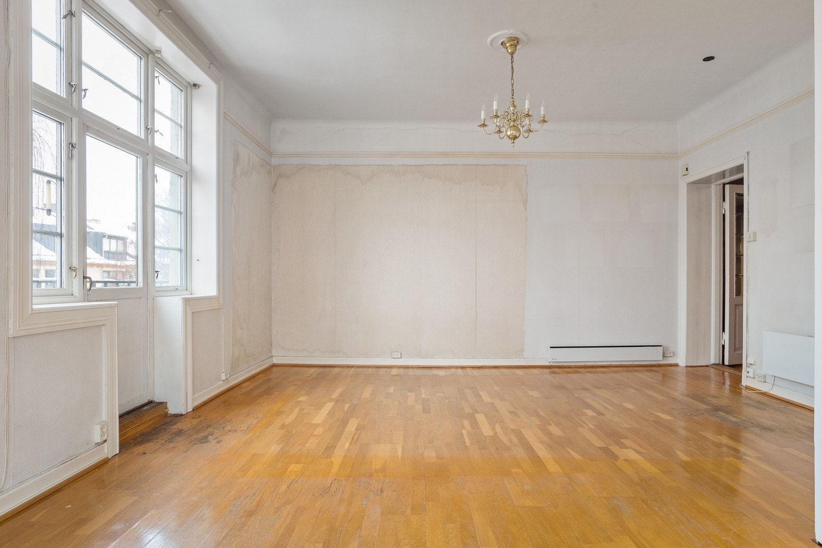 Leiligheten har store og romslige rom og en generøs takhøyde på ca. 2,9 meter Galleribilde