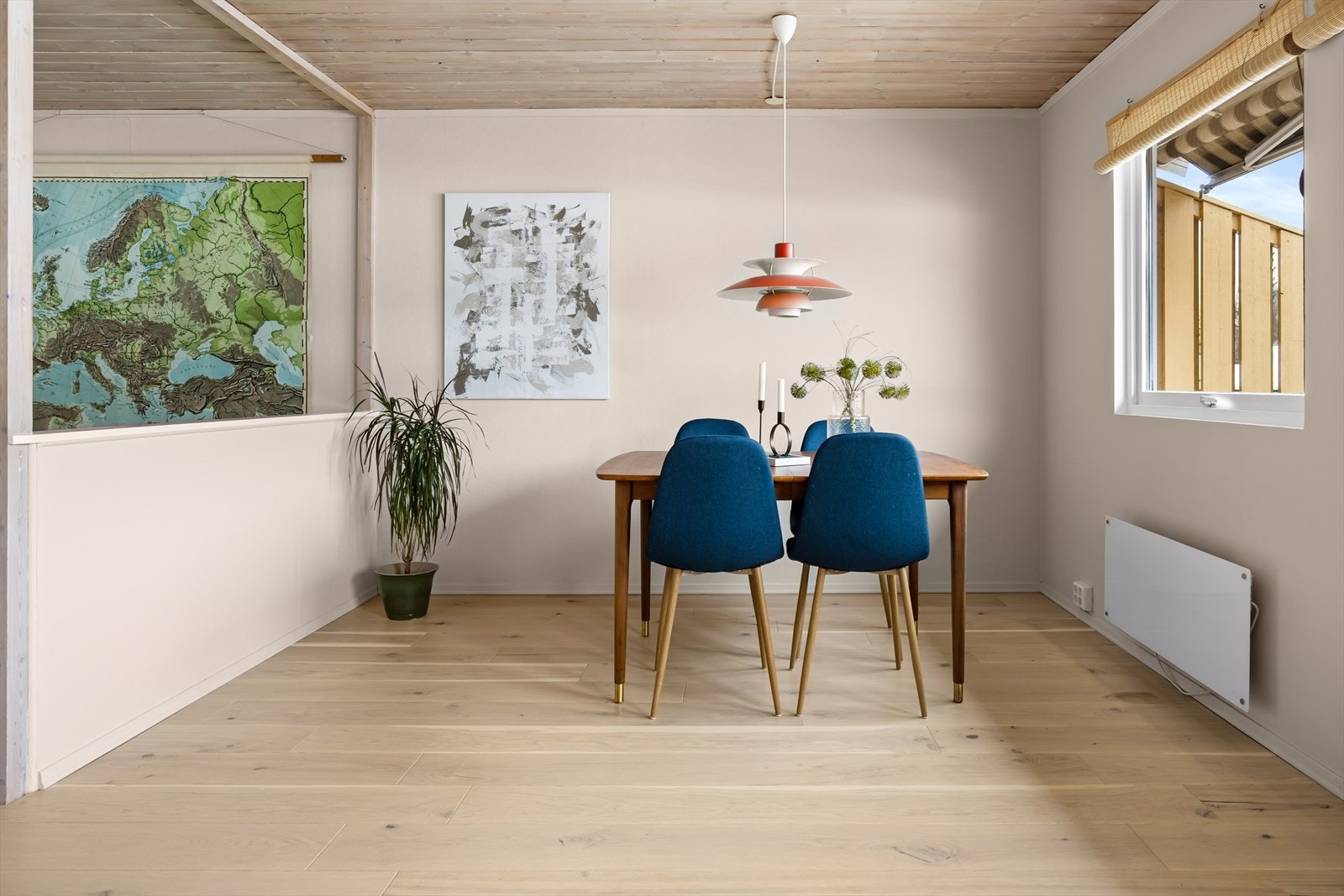 Stuen kan deles inn i flere soner, hvilket gjør det lett å møblere etter eget ønske Galleribilde