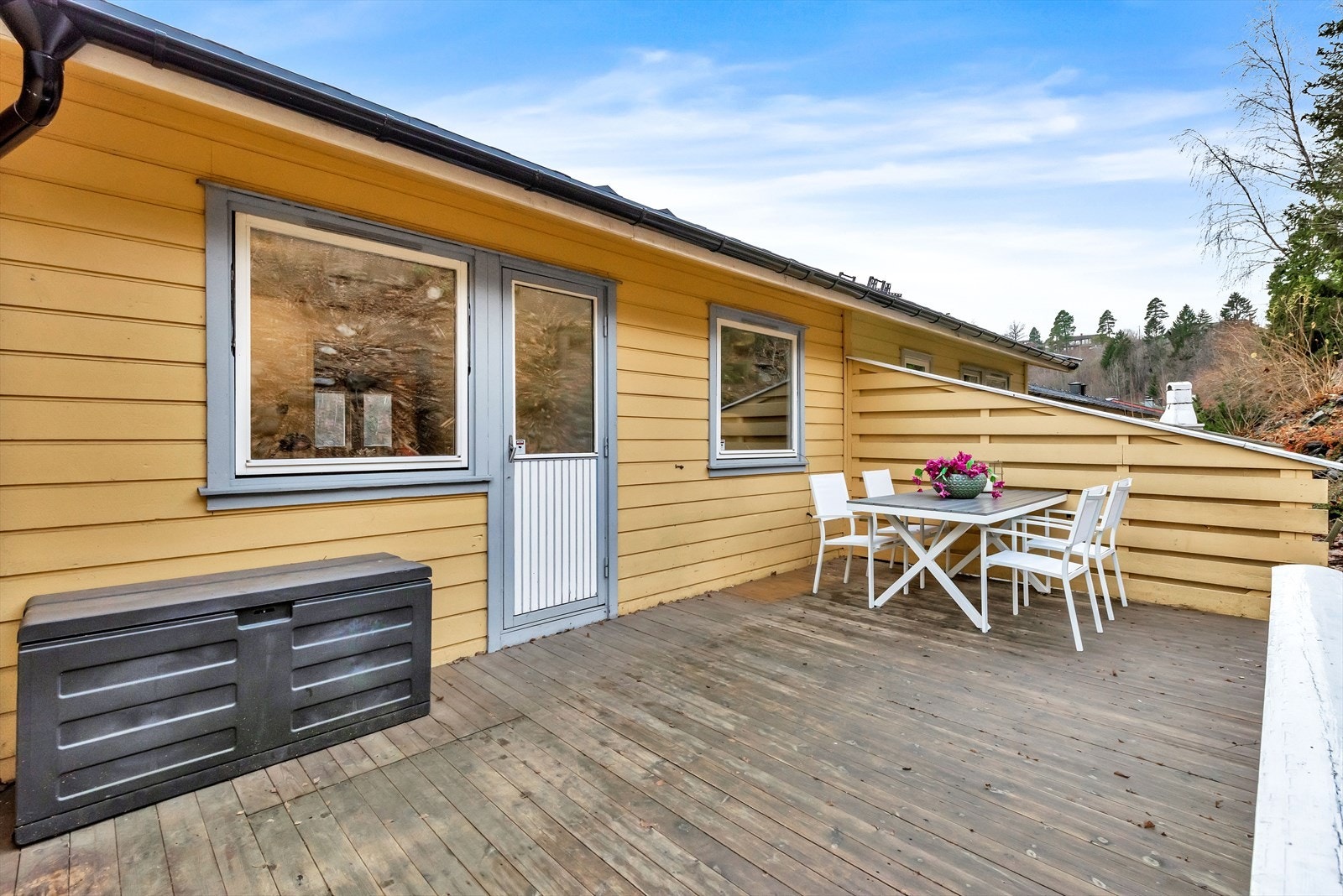 Terrasse på ca. 18 kvm. Boligens tredje uteplass har per dags dato utgang fra soverom III, her kan man lage en utgang fra kjøkkenet om det er ønske for det Galleribilde