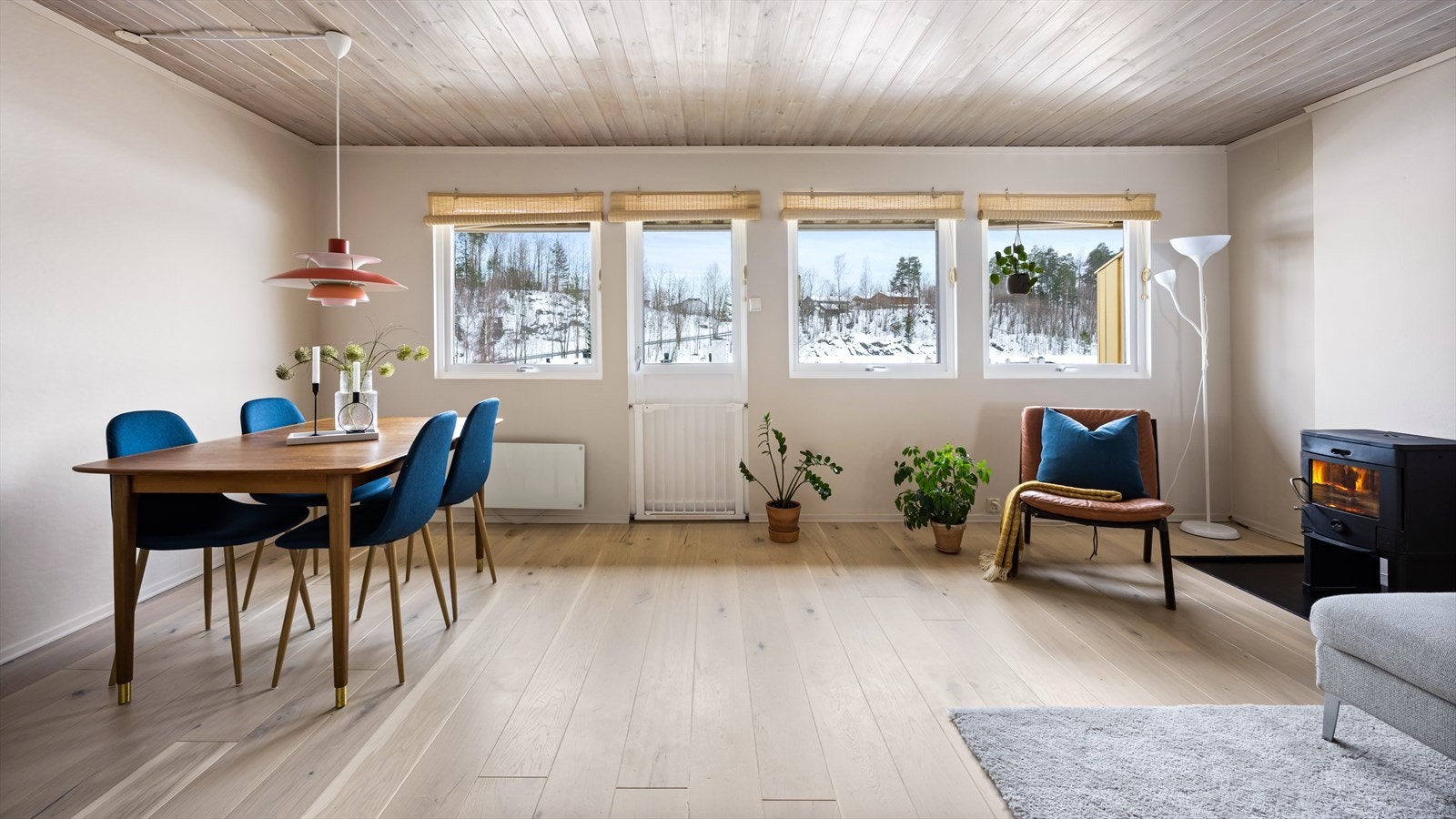 Spisestuen har fått en naturlig plass i enden av stuen med utgang til veranda. Dette skaper en fin forlengelse av rommet Galleribilde