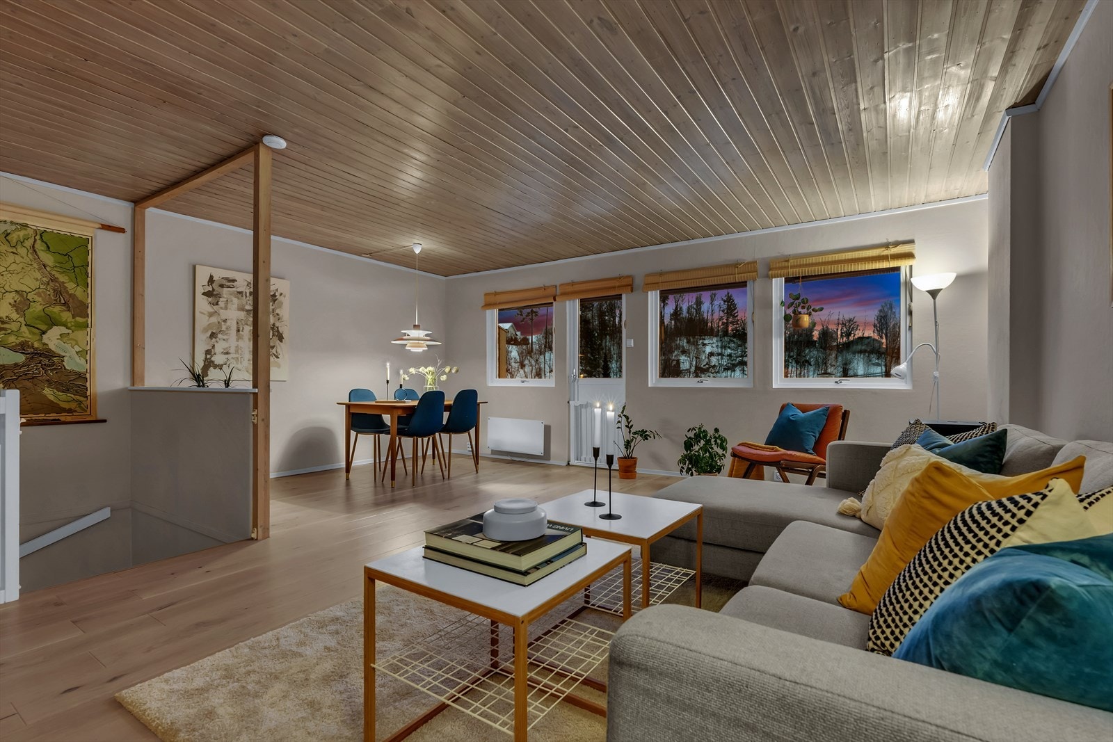 I oppholdsrommet er det god plass til både spisebord, godstoler og sofakrok, så alt ligger til rette for både sosiale lag og deilig rekreasjon Galleribilde