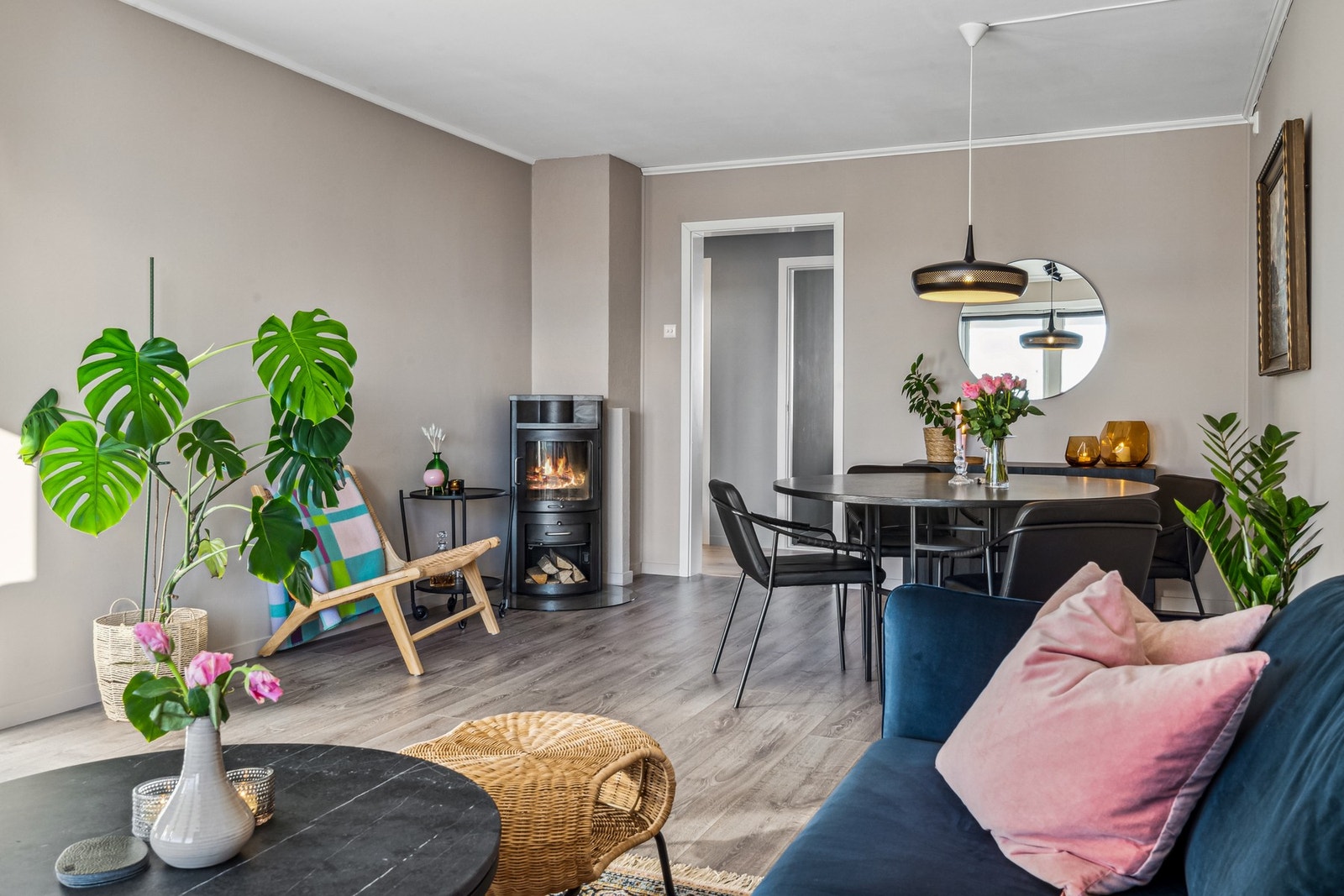Stuen har en lukket peis for varme og kos Galleribilde