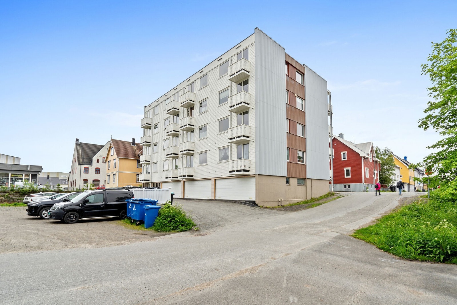 Borettslaget har garasjer i u.etg som tildeles av styret. Galleribilde