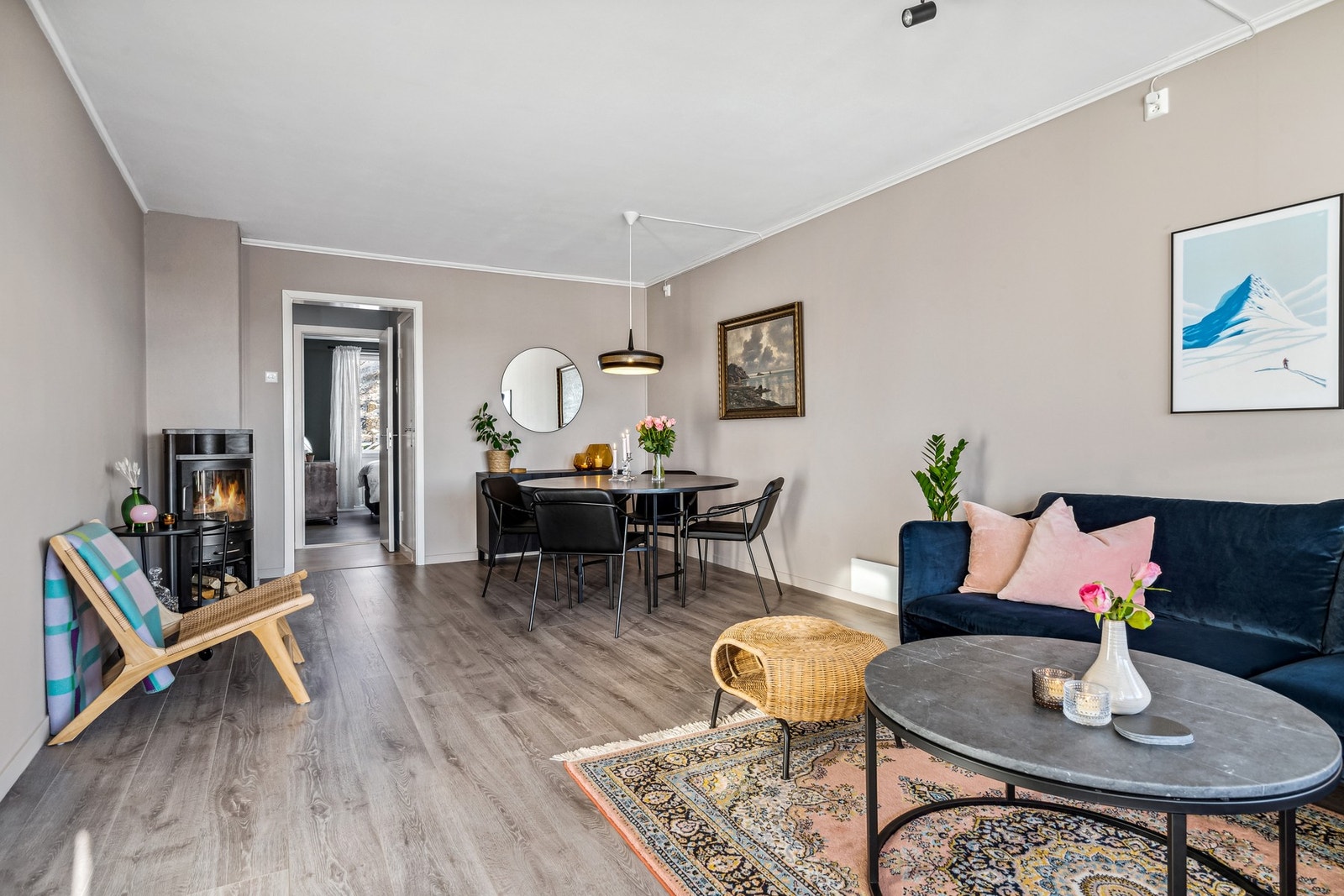 Romslig stue med plass til både sofa og spisegruppe Galleribilde