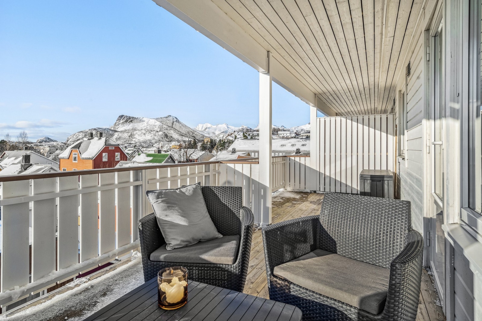 Fra balkongen ser du bl.a mot Tjelbergtinden og deler av byen og Vestfjorden Galleribilde
