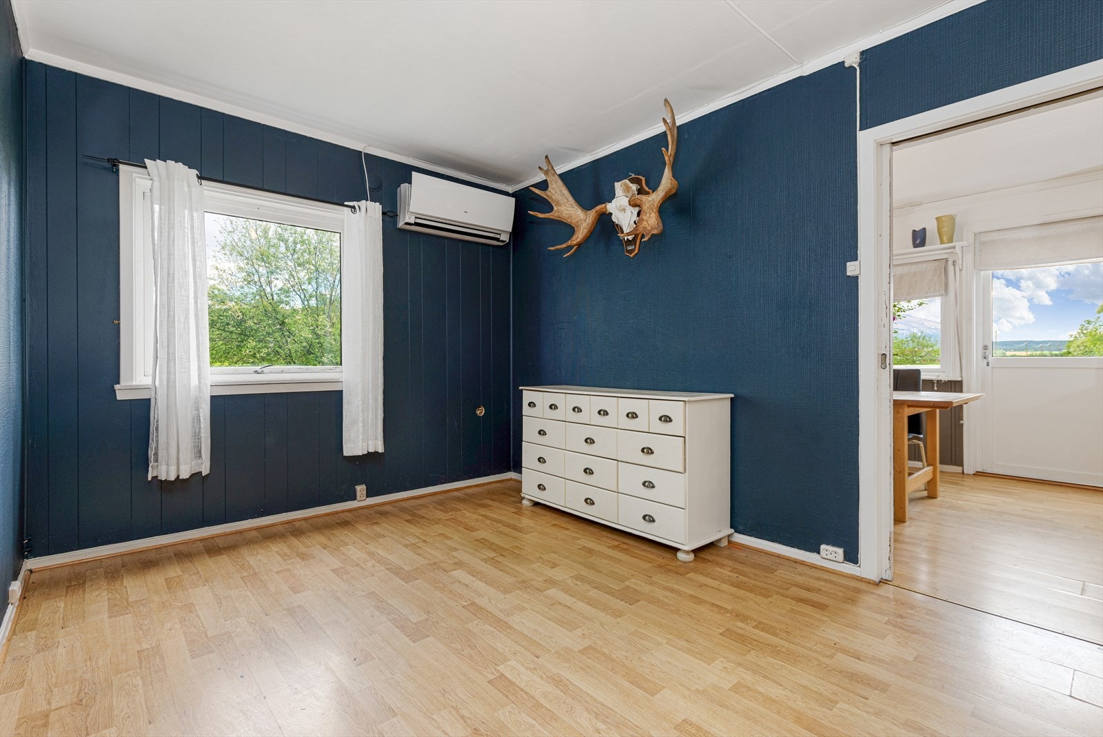 Fra kjøkkenet kommer du inn i spisestuen. Rommet kan fint brukes som en stue nr. 2. Galleribilde
