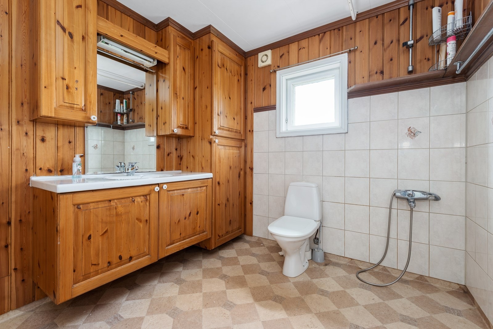 Stort bad med opplegg for badekar. Badet har speil på vegg, servant med baderomsmøbler. Galleribilde