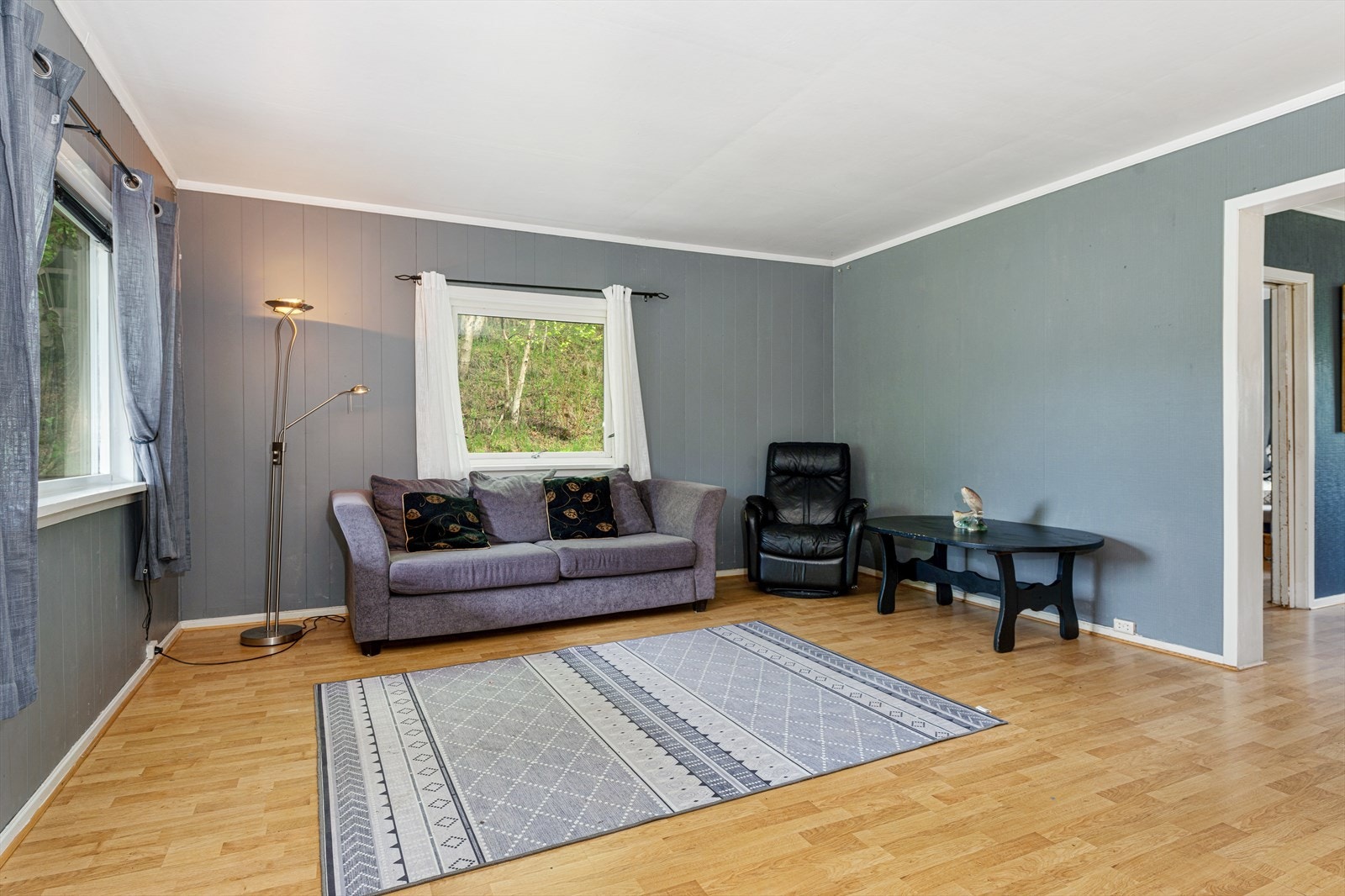 Stuen har god plass til sofagruppe, stuebord med tilhørende mediamøblement. Galleribilde