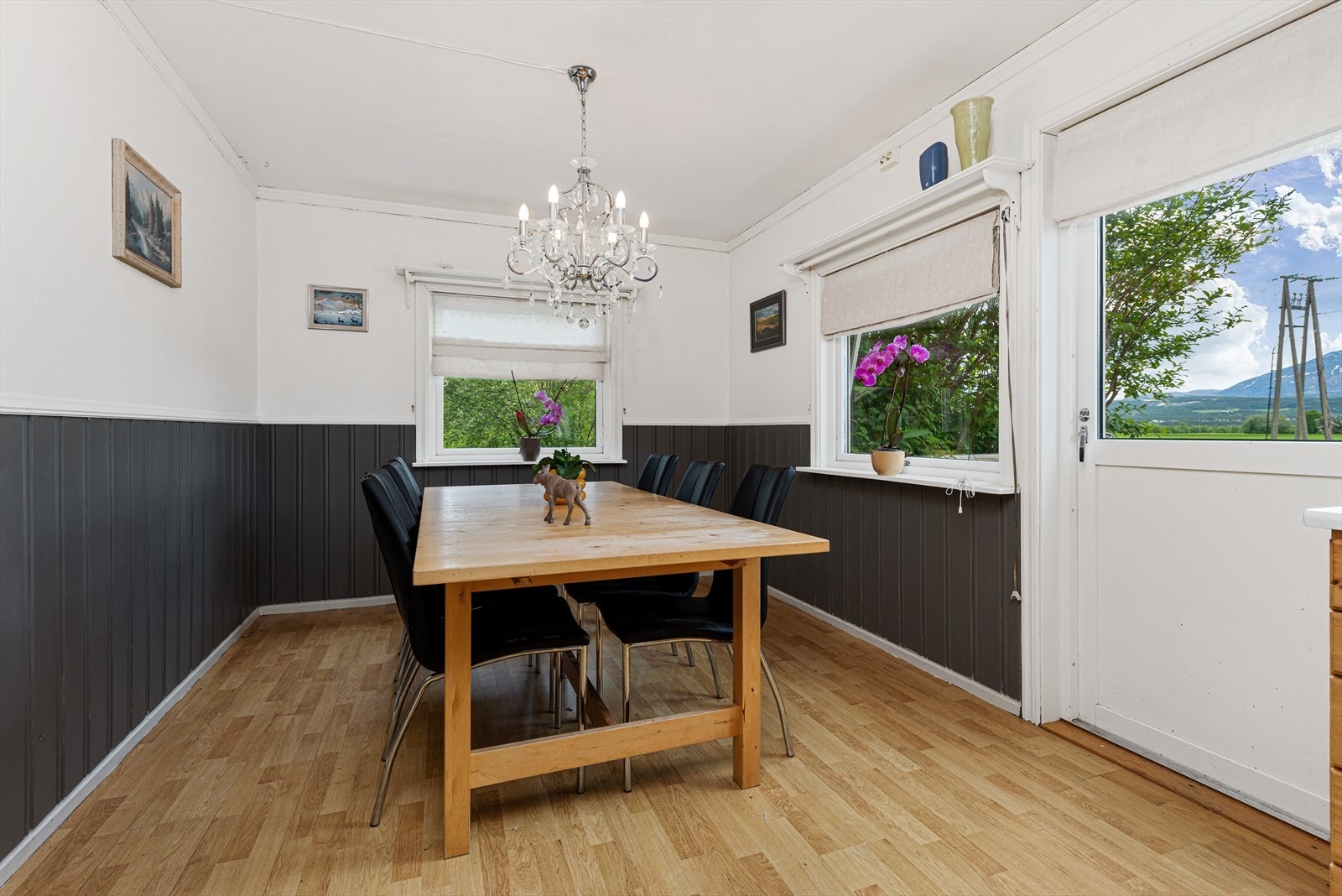 Det separate kjøkkenet har plass til stor spisegruppe og utgang til solrik terrasse. Galleribilde