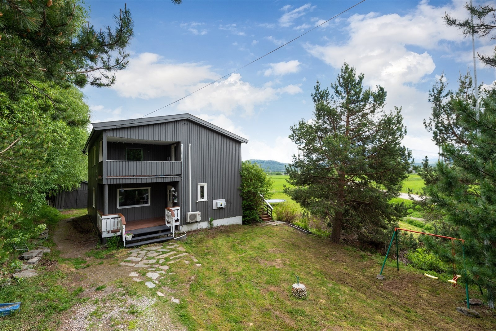 Hagen utenfor hovedinngangen til huset. Galleribilde