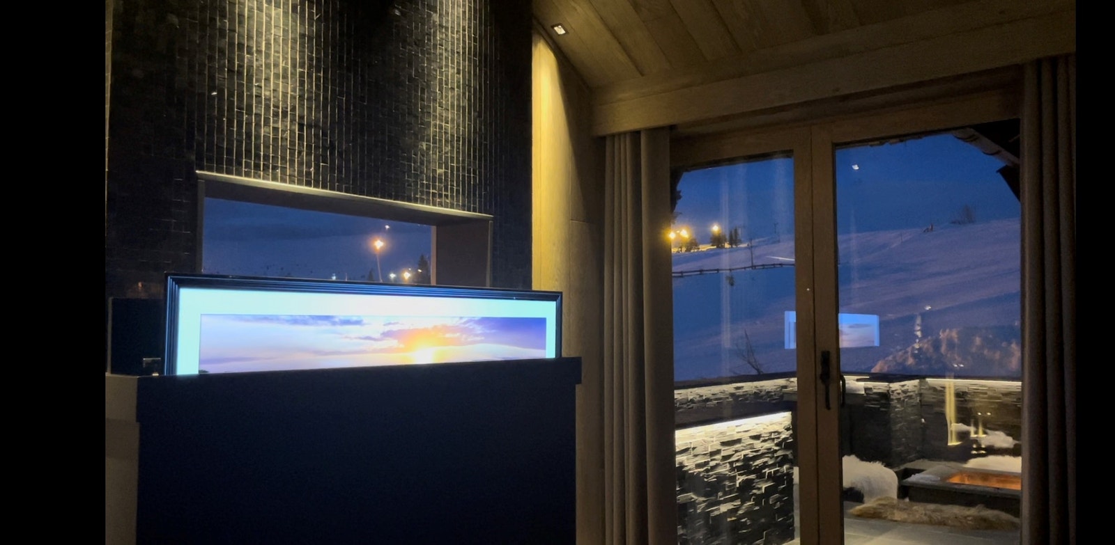 TV kommer opp foran peisen automatisk på en egen heis. Galleribilde